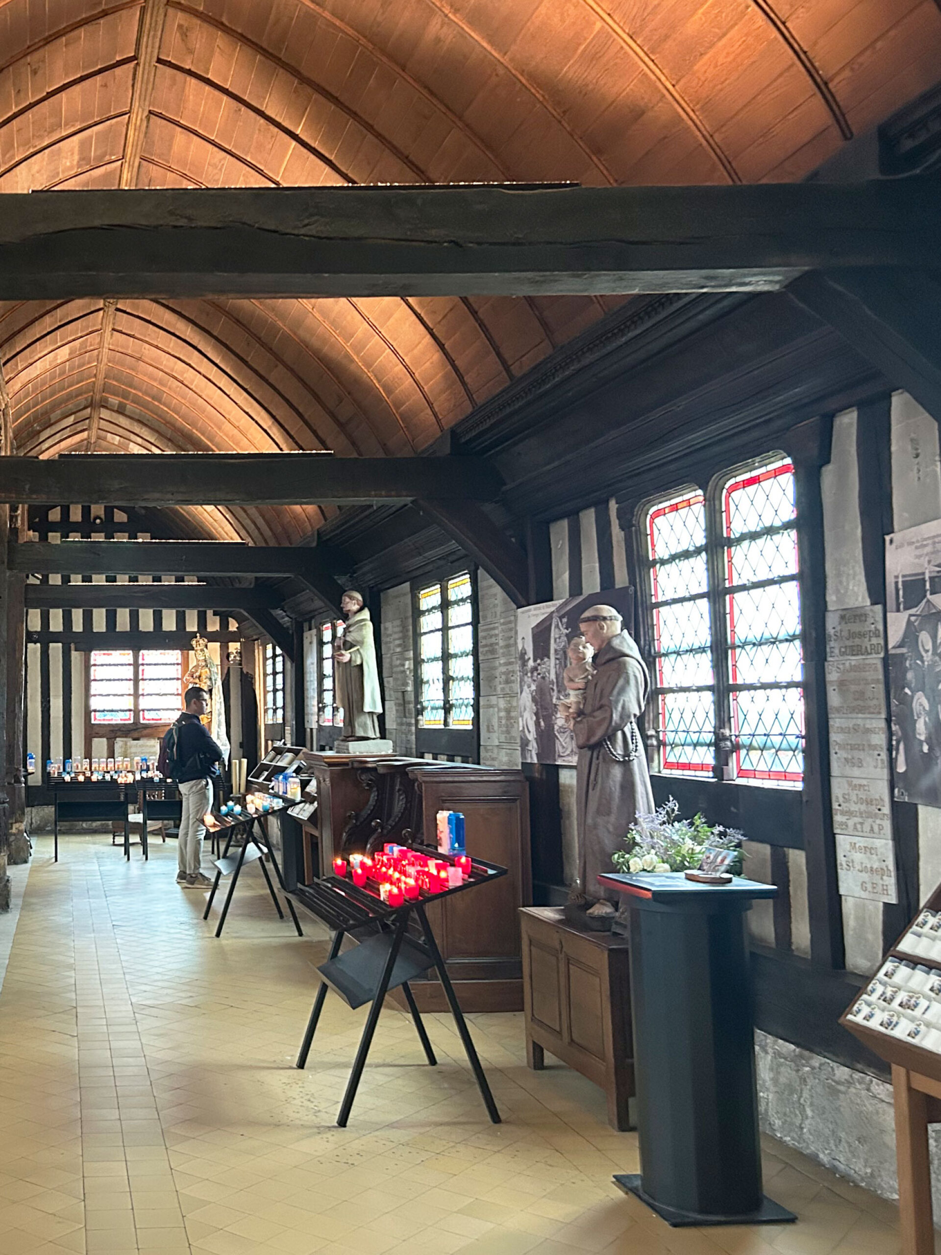 Στο δίκλιτο, ξύλινο ναό της Αγίας Αικατερίνης