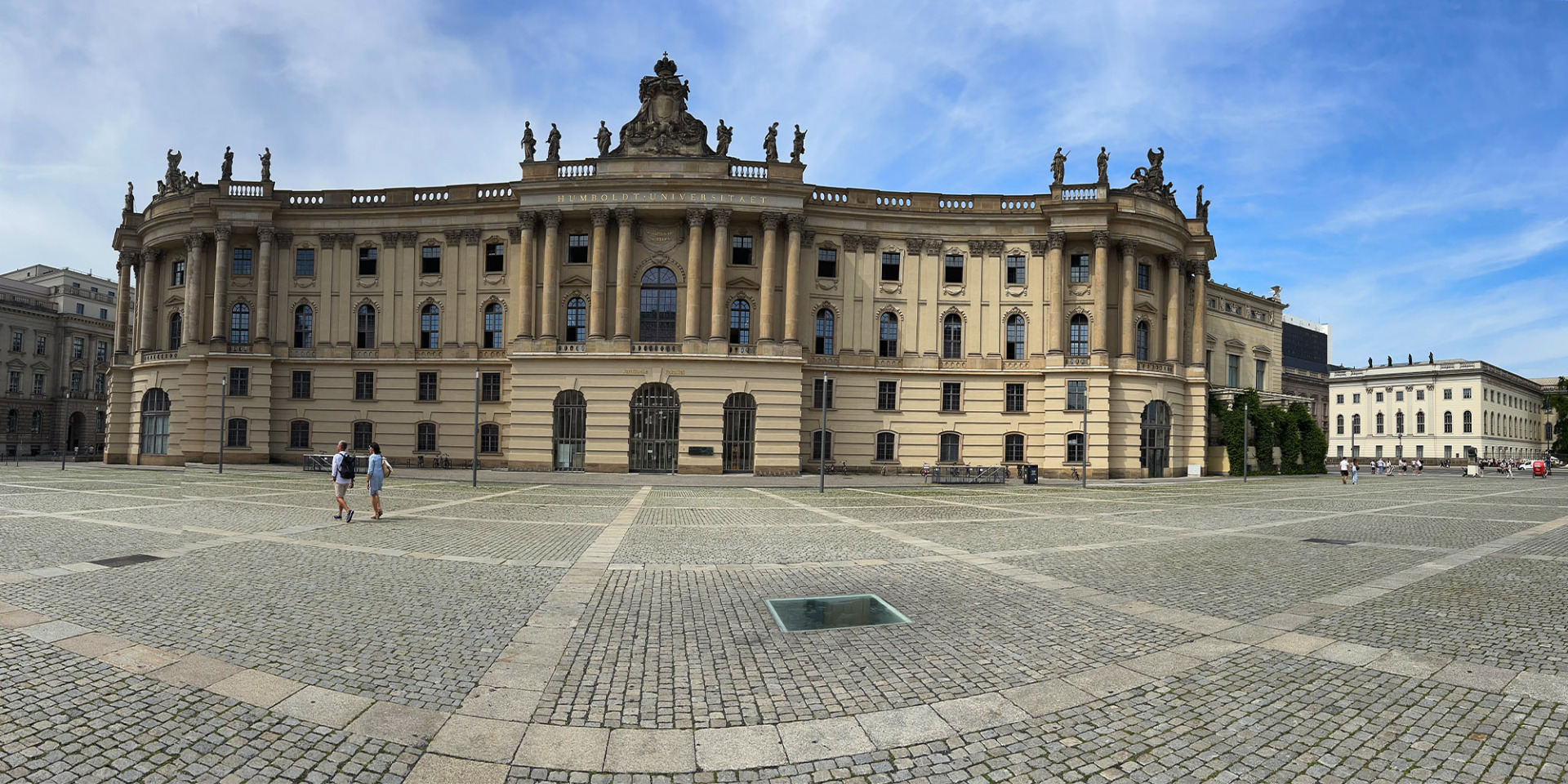 Πανεπιστήμιο Χούμπολτ, εδώ δίδαξαν ο Χέγκελ και ο Αϊνστάιν, σπούδασε ο Μαρξ και, στην πλατεία μπροστά του, το 1933 οι ναζί έκαψαν χιλιάδες βιβλία