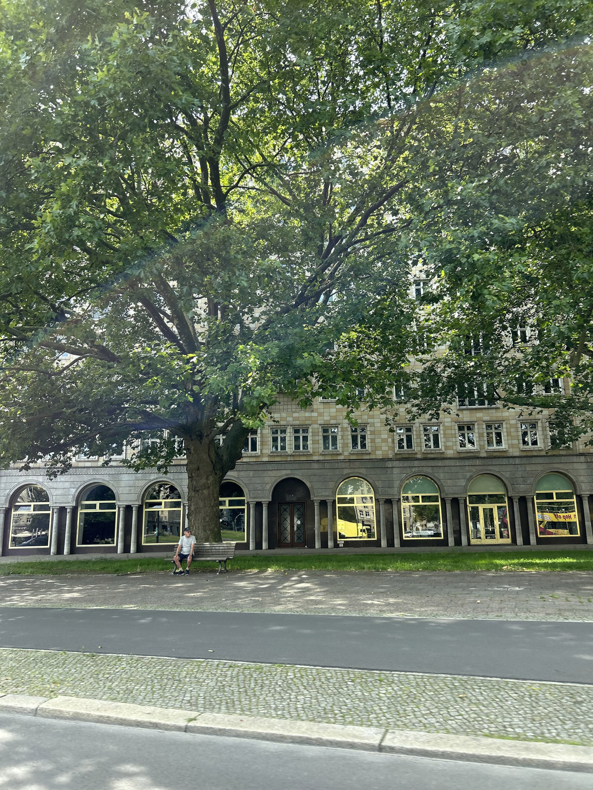 Karl Marx-Allee: κτίρια του σοσιαλιστικού κλασικισμού με αψίδες και μνημειακή πρόσοψη, χτισμένα τη δεκαετία του ’50 ως Stalinallee