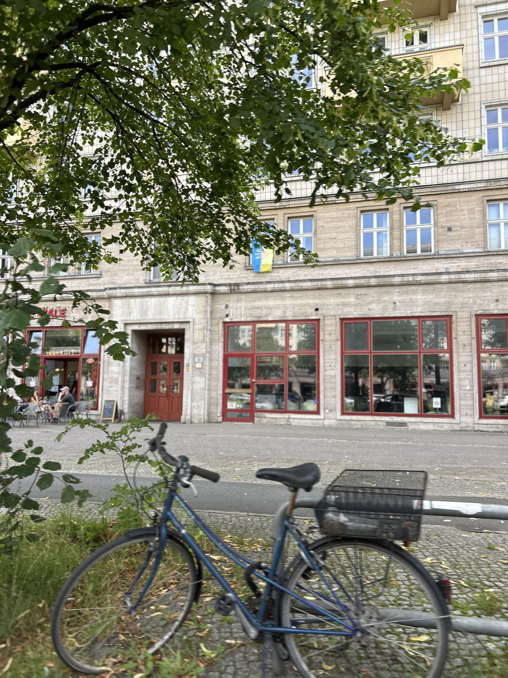 Στην Karl Marx-Allee, τα μνημειακά κτίρια με τις κεραμικές προσόψεις και τα μεγάλα καταστήματα στο ισόγειο θύμιζαν ότι η λεωφόρος ήταν η «βιτρίνα» του καθεστώτος