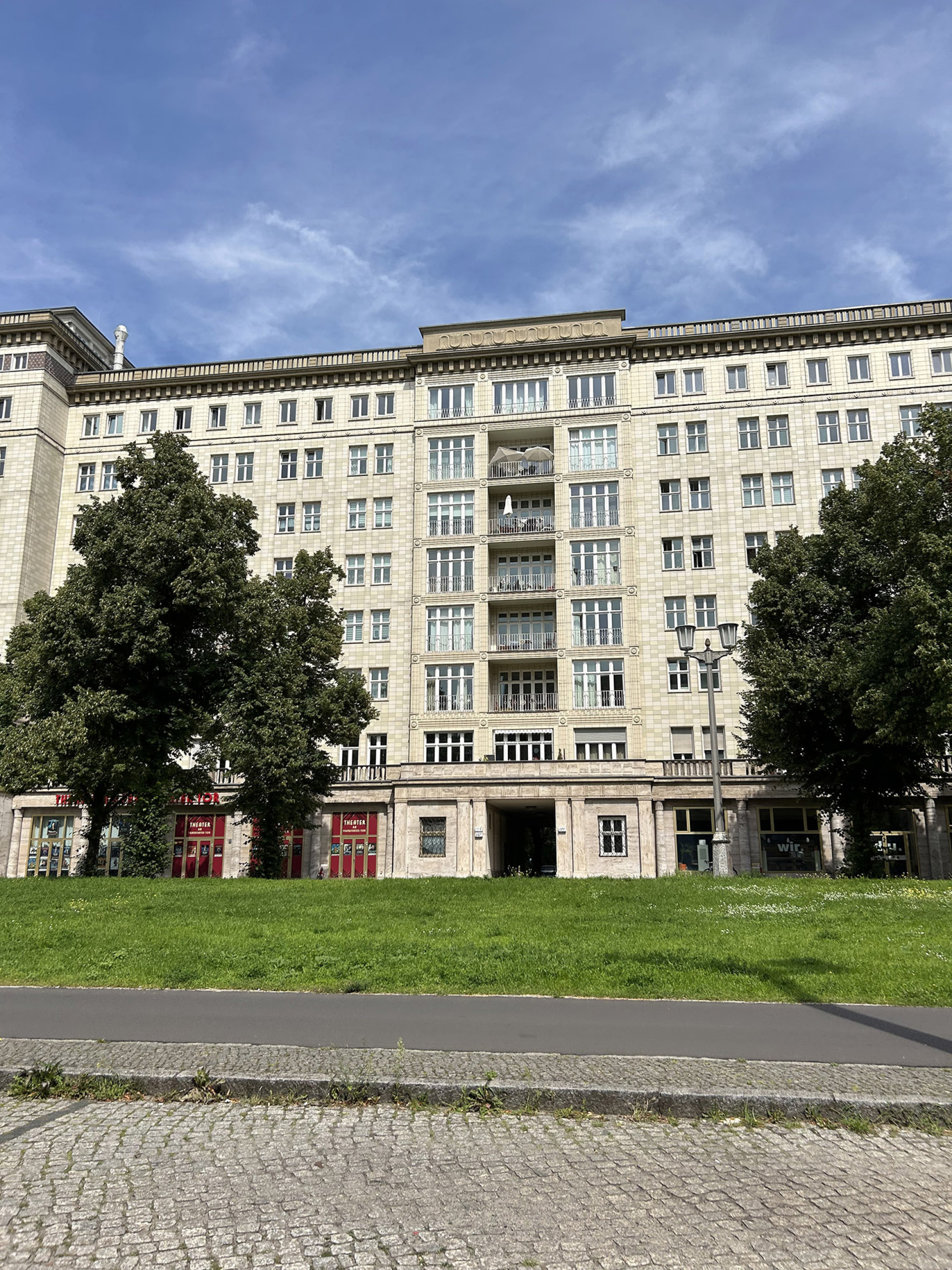 Karl Marx-Allee στο Friedrichshain: τα μνημειακά «Παλάτια του Λαού» της δεκαετίας του ’50, σε σοσιαλιστικό κλασικισμό