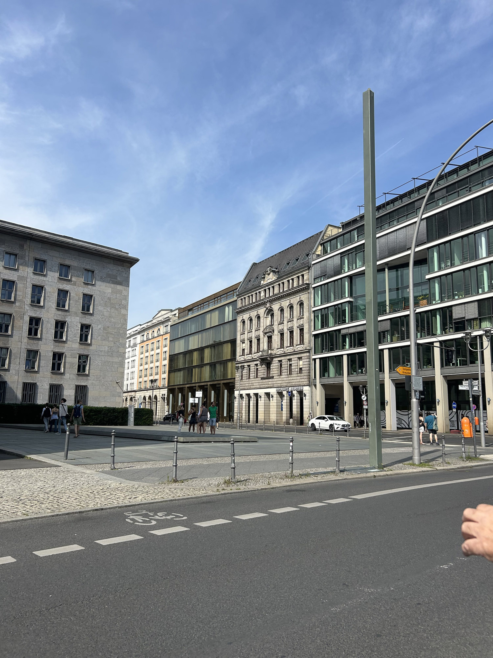 Η Platz des Volksaufstandes von 1953, μπροστά από το σημερινό Υπουργείο Οικονομικών: η πλατεία που πήρε το όνομά της από την εξέγερση των εργατών της Ανατολικής Γερμανίας, που καταπνίγηκε βίαια από τα σοβιετικά τανκς