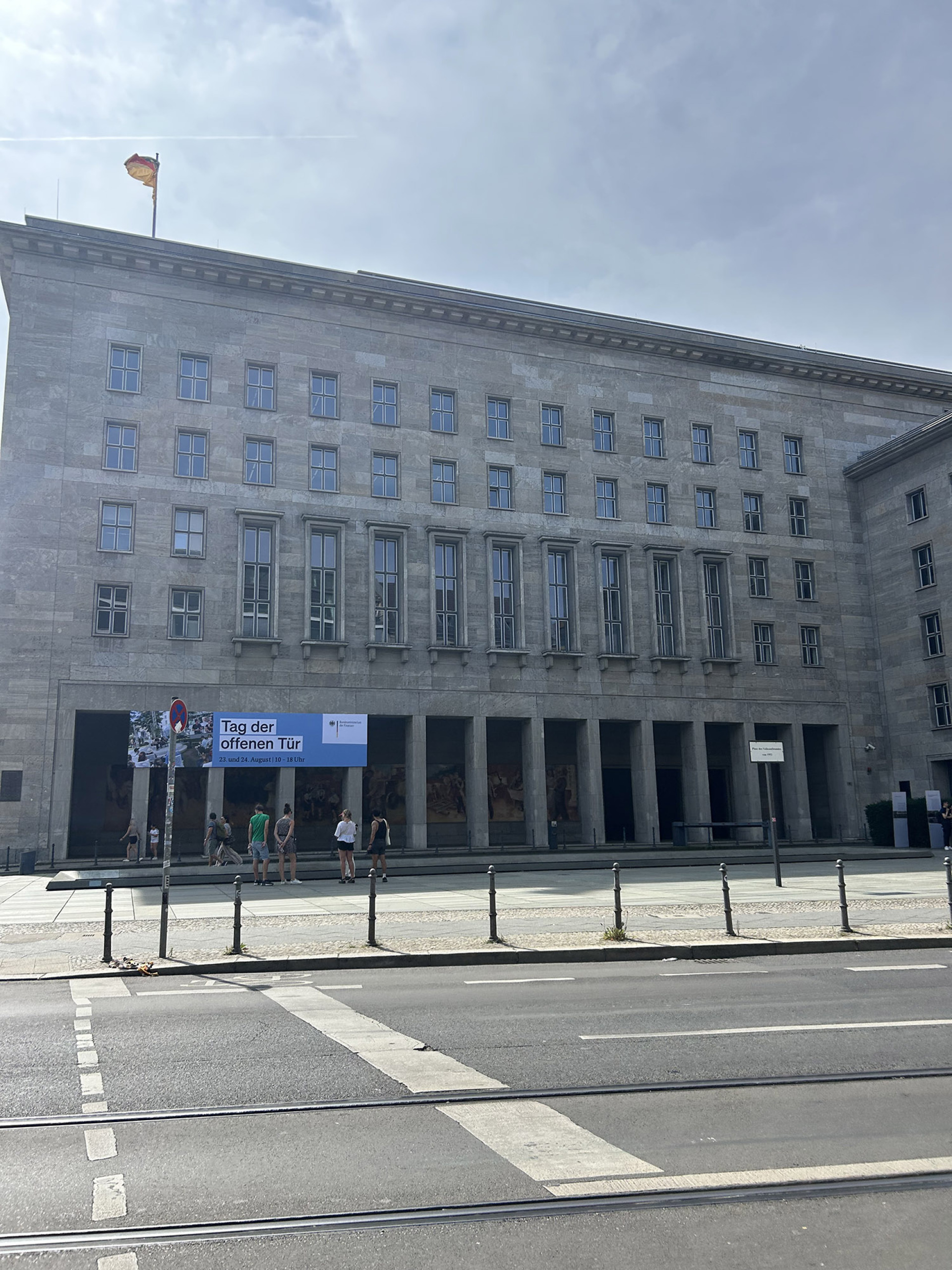 Το άλλοτε Υπουργείο Αεροπορίας του Γκέρινγκ και αργότερα κυβερνητικό μέγαρο της DDR, όπου χτυπήθηκε το 1953 η εξέγερση των εργατών. Σήμερα στεγάζει το Υπουργείο Οικονομικών της Γερμανίας.