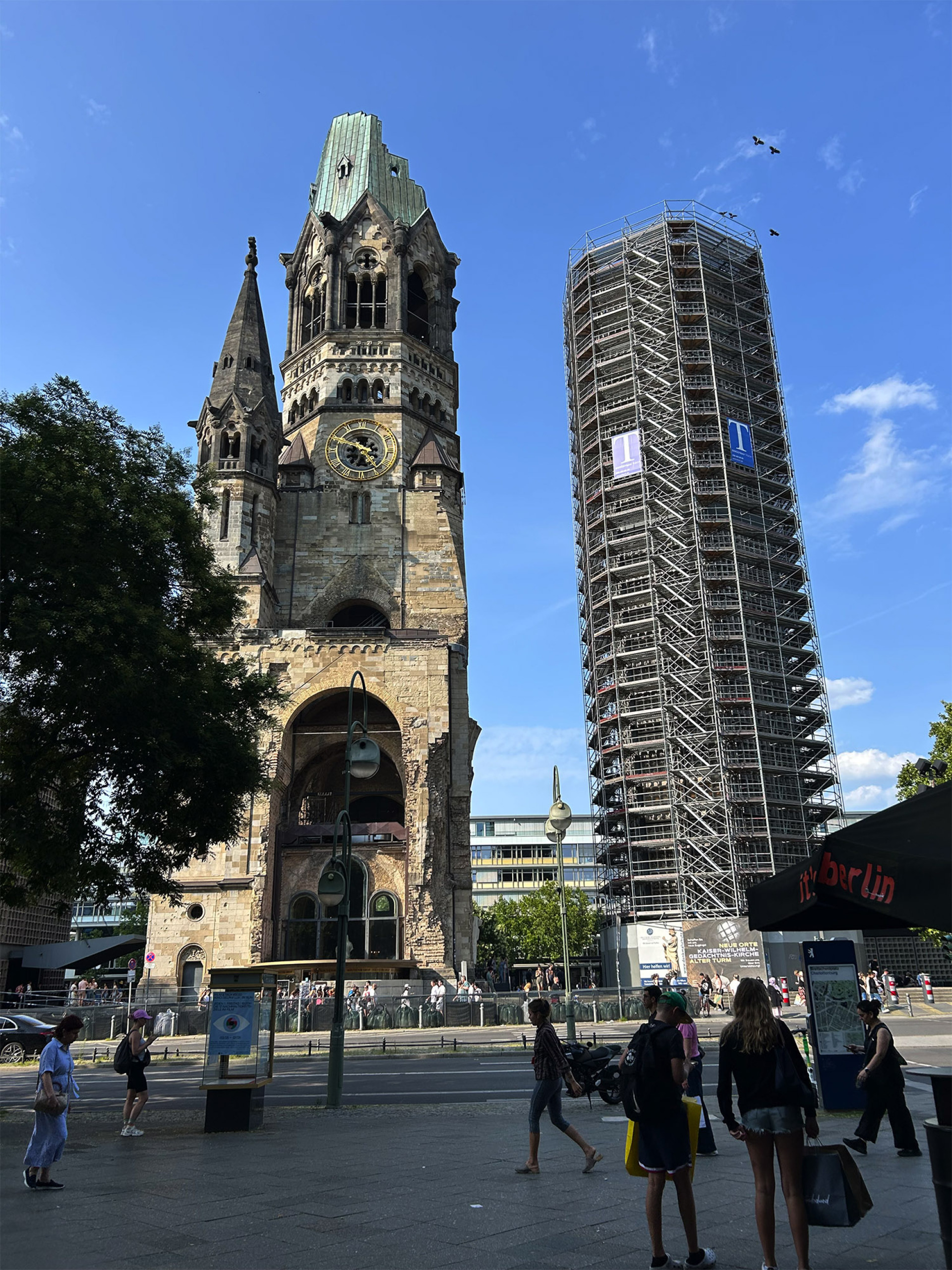 Η Kaiser-Wilhelm-Gedächtniskirche, με τον μισογκρεμισμένο πύργο από τον Β΄ Παγκόσμιο Πόλεμο και το νέο καμπαναριό της δεκαετίας του ’60, σύμβολο μνήμης και ειρήνης στο Δυτικό Βερολίνο