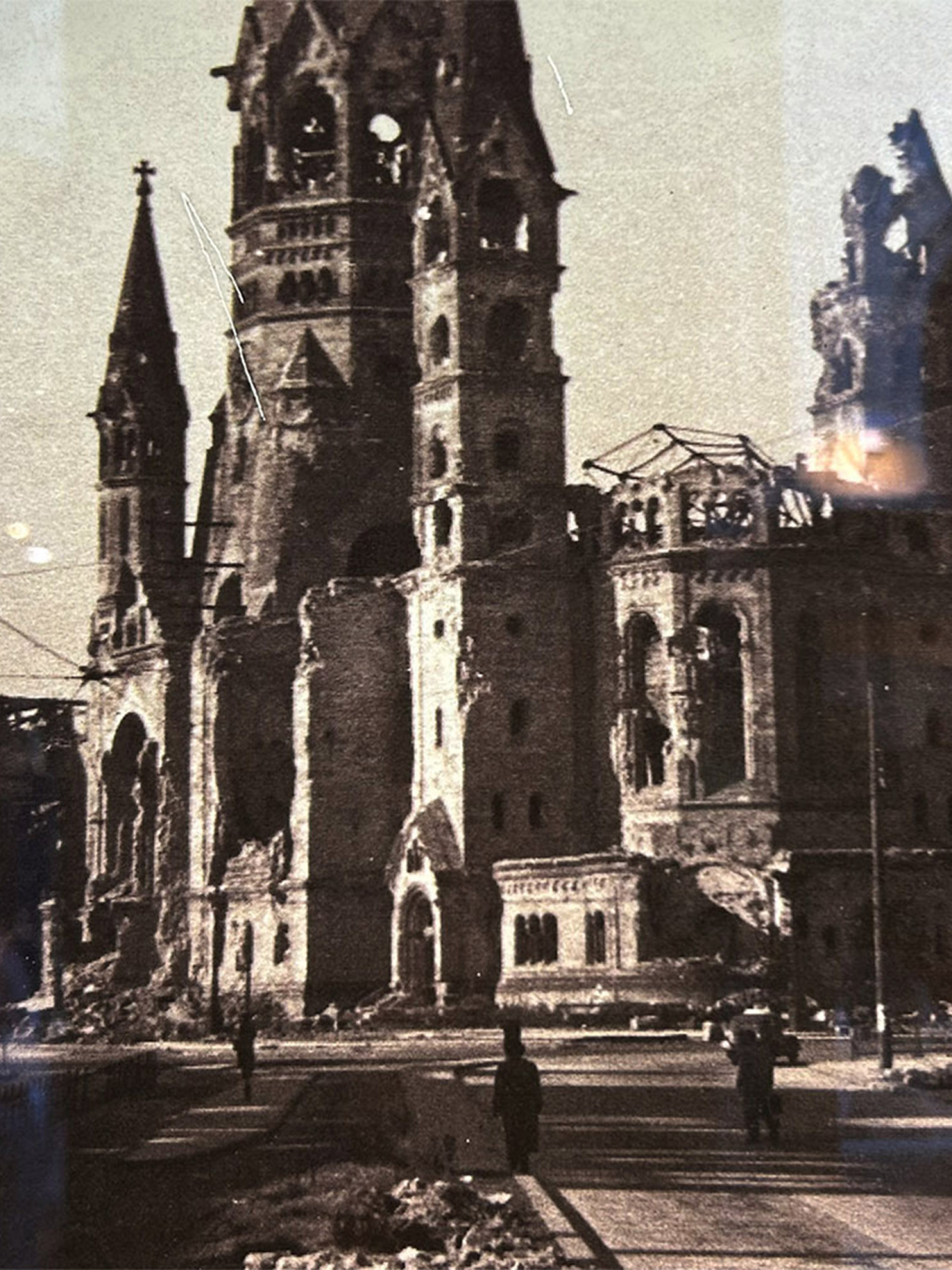 Η Kaiser-Wilhelm-Gedächtniskirche όπως σώθηκε μετά τους βομβαρδισμούς. O μισογκρεμισμένος πύργος έμεινε όρθιος ως μνημείο μνήμης