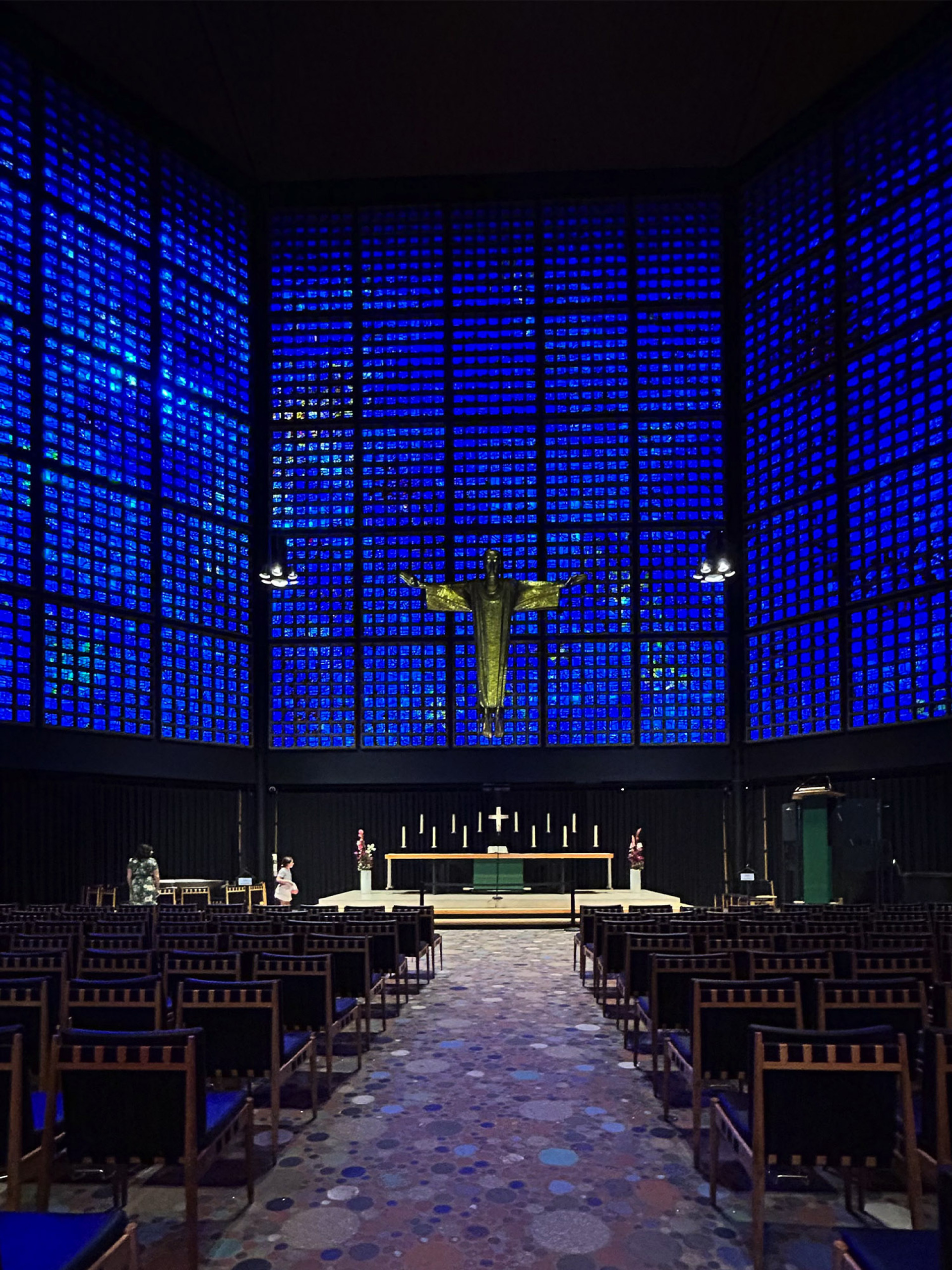 Το εσωτερικό της νέας εκκλησίας με τα 21.000 μπλε γυάλινα τετραγωνάκια που δημιουργούν μια ατμόσφαιρα γαλήνης και περισυλλογής