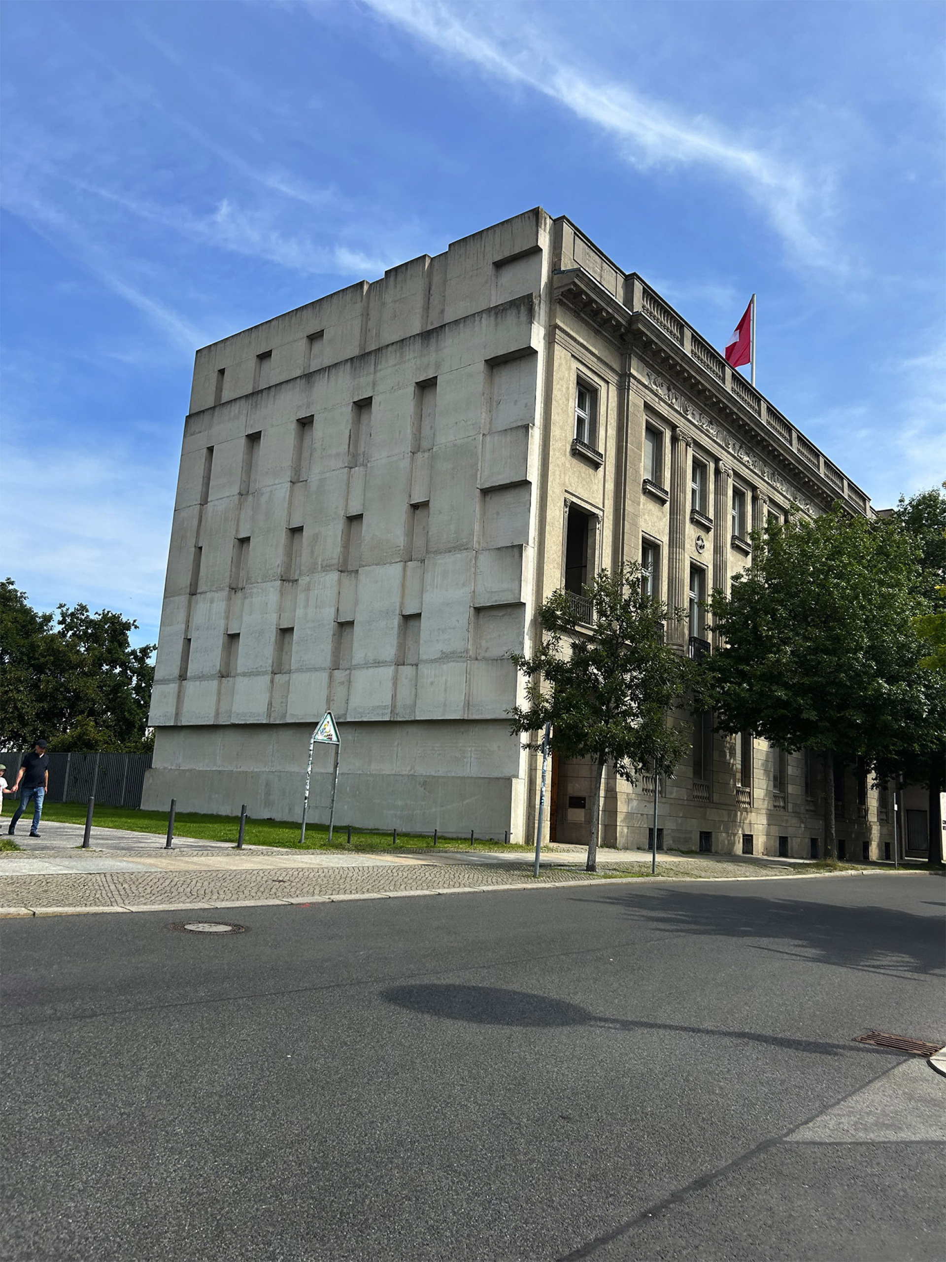 Η Eλβετική Πρεσβεία είναι το μοναδικό κτίριο πρεσβείας στο Tiergarten που επέζησε τόσο από τον Β΄ Παγκόσμιο Πόλεμο όσο και από τα χρόνια του Τείχους. Κατά τη διαίρεση της πόλης, βρισκόταν στη «νεκρή ζώνη» ανάμεσα σε Ανατολή και Δύση, αλλά παρέμεινε σε λειτουργία λόγω της ουδετερότητας της Ελβετίας.