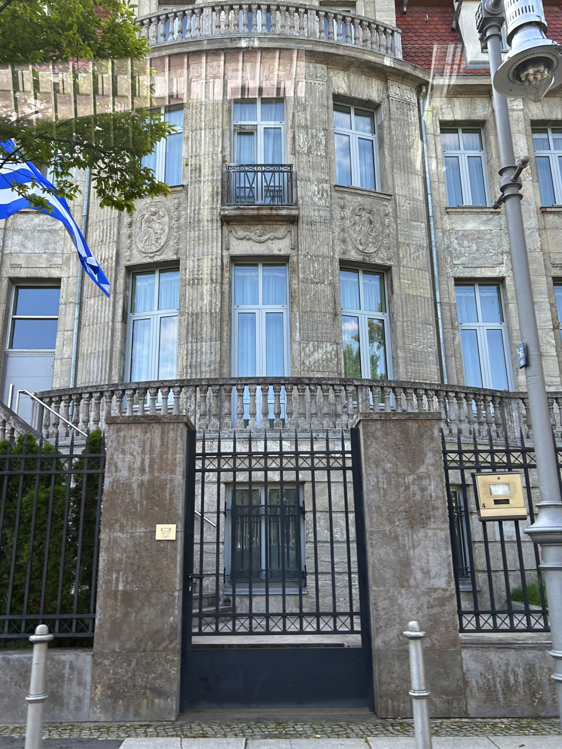 Να και η ελληνική πρεσβεία σε ανακαινισμένο νεοκλασικό κτίριο του 19ου αιώνα