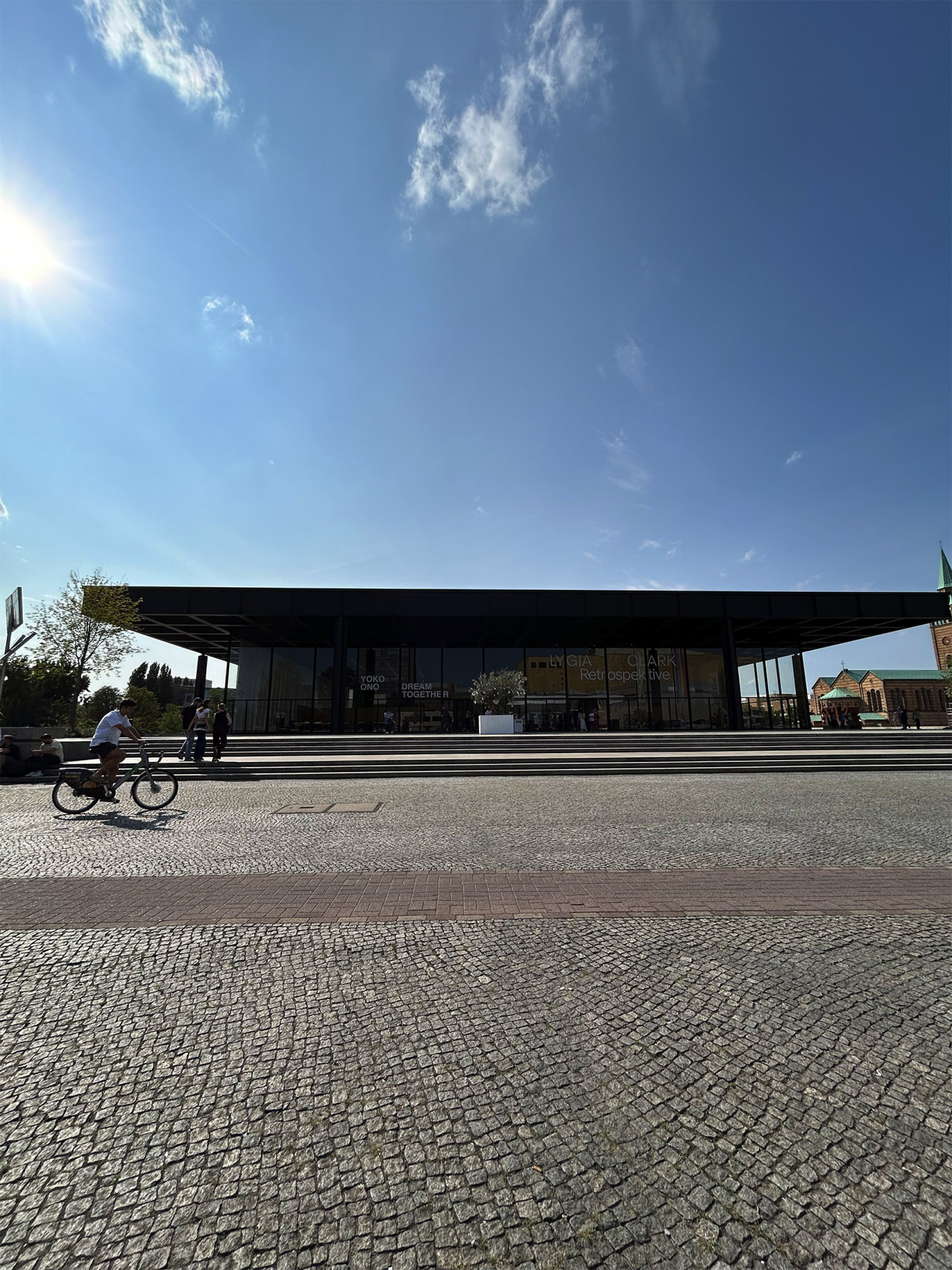 Η Neue Nationalgalerie: το γυάλινο «κουτί» του Mies van der Rohe που μοιάζει να αιωρείται. Ένα κτίριο-έργο τέχνης, που στεγάζει τη μοντέρνα τέχνη του 20ού αιώνα.