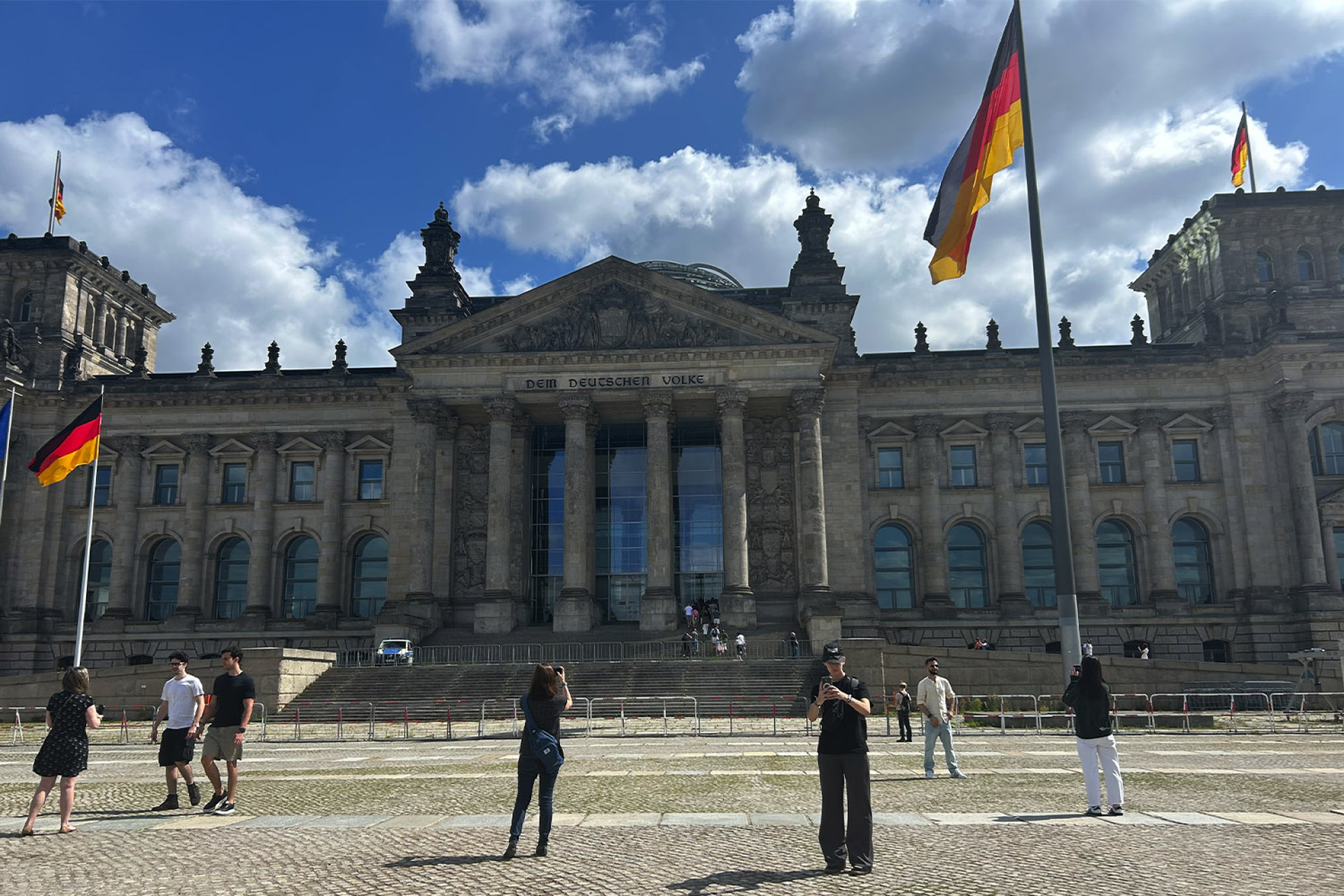 Το Ράιχσταγκ, έδρα της Γερμανικής Βουλής: από τις φλόγες του 1933 και τα ερείπια του πολέμου, σήμερα ξανά σύμβολο διαφάνειας και δημοκρατίας