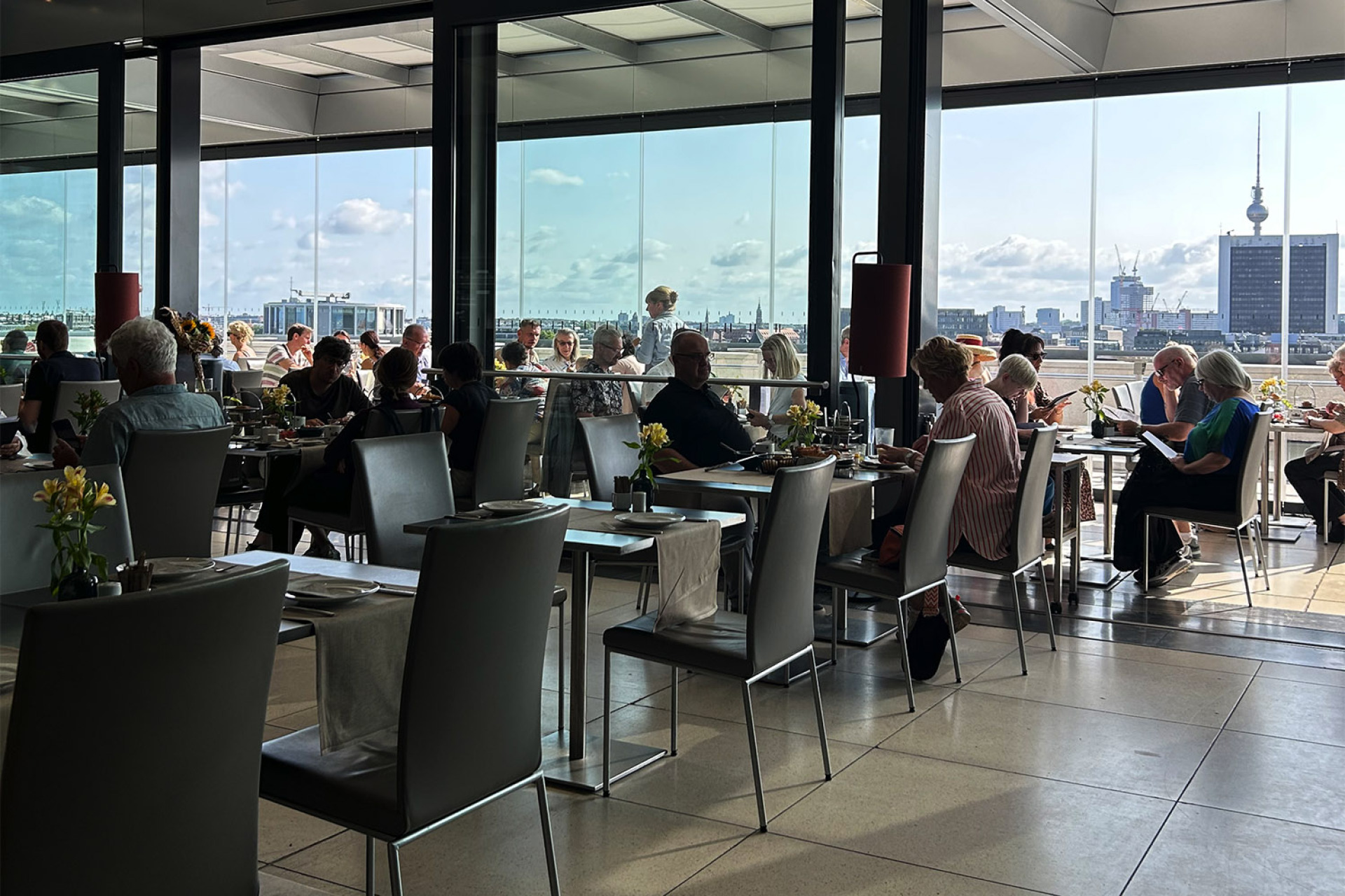 Στην ταράτσα του Ράιχσταγκ: πρωινό με θέα όλη την πόλη, σε έναν χώρο που ενώνει καθημερινότητα και Ιστορία