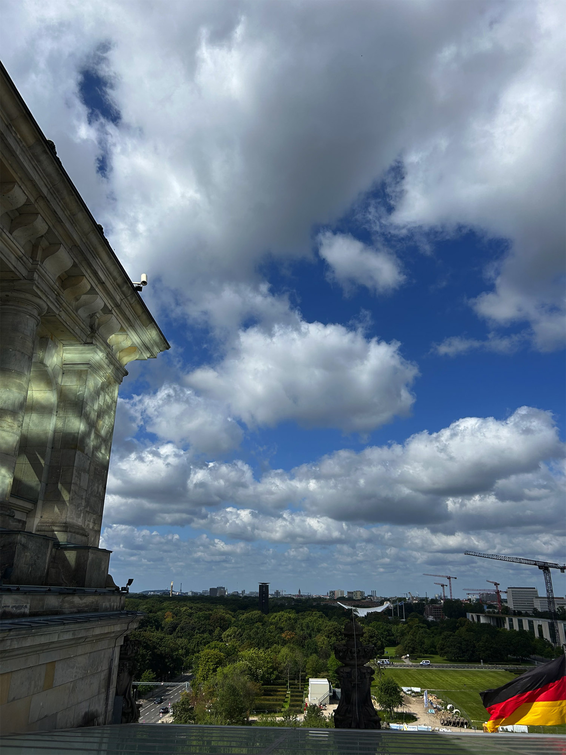 Θέα από την ταράτσα του Ράιχσταγκ προς το Tiergarten και τα σύγχρονα κυβερνητικά κτίρια της Γερμανίας