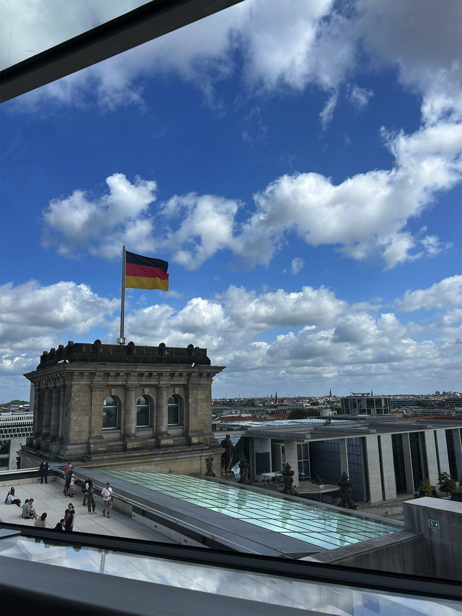 Η θέα από τον γυάλινο θόλο του Ράιχσταγκ: πανοραμική θέα στο Βερολίνο και άμεση οπτική στην αίθουσα της Ολομέλειας – η δημοκρατία σε κοινή θέα