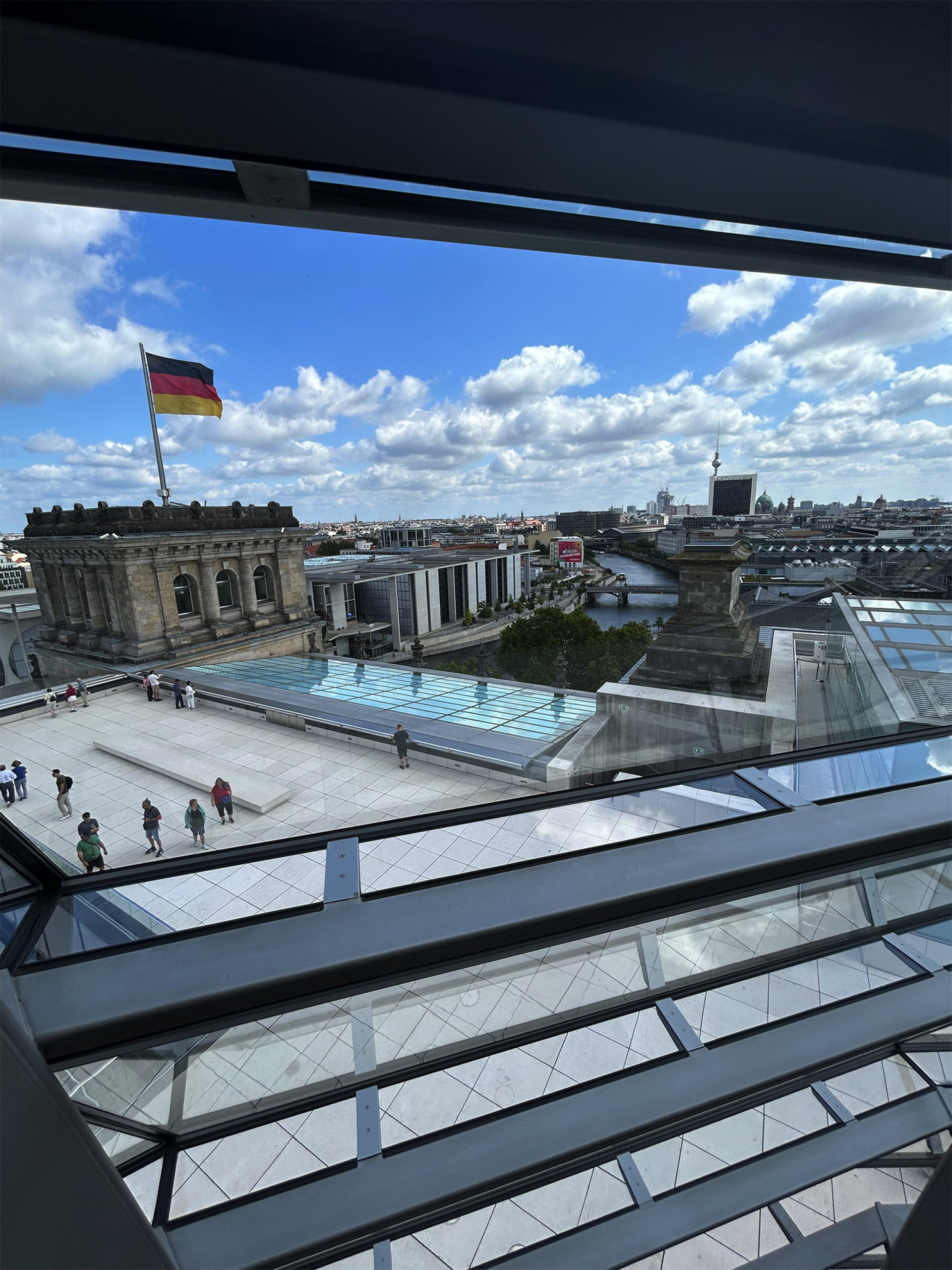 Από την κορυφή του θόλου του Ράιχσταγκ: πανοραμική θέα στο Βερολίνο, από τον ποταμό Σπρέε μέχρι τον τηλεοπτικό πύργο της Alexanderplatz