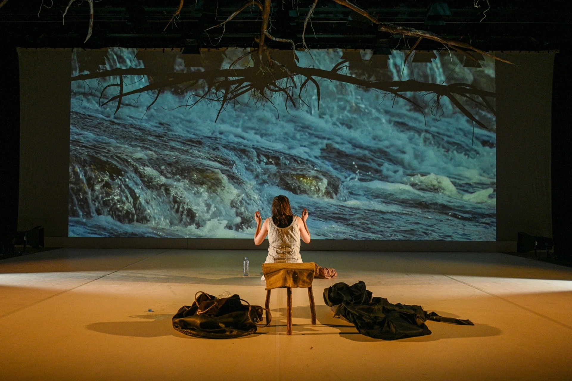 «Ο ομφαλός της γης» στην Εναλλακτική Σκηνή της ΕΛΣ