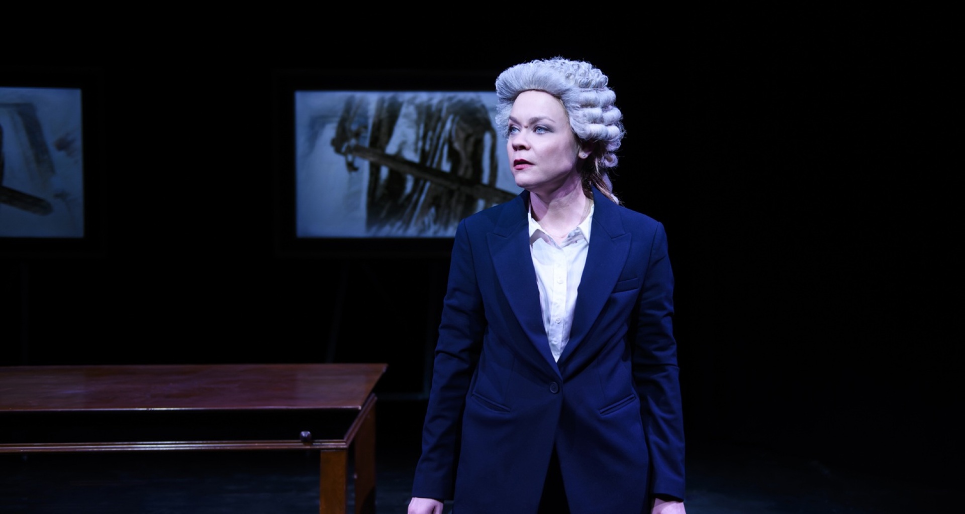 Η Λένα Παπαληγούρα πρωταγωνιστεί στο Prima Facie στο Θέατρο Πορεία