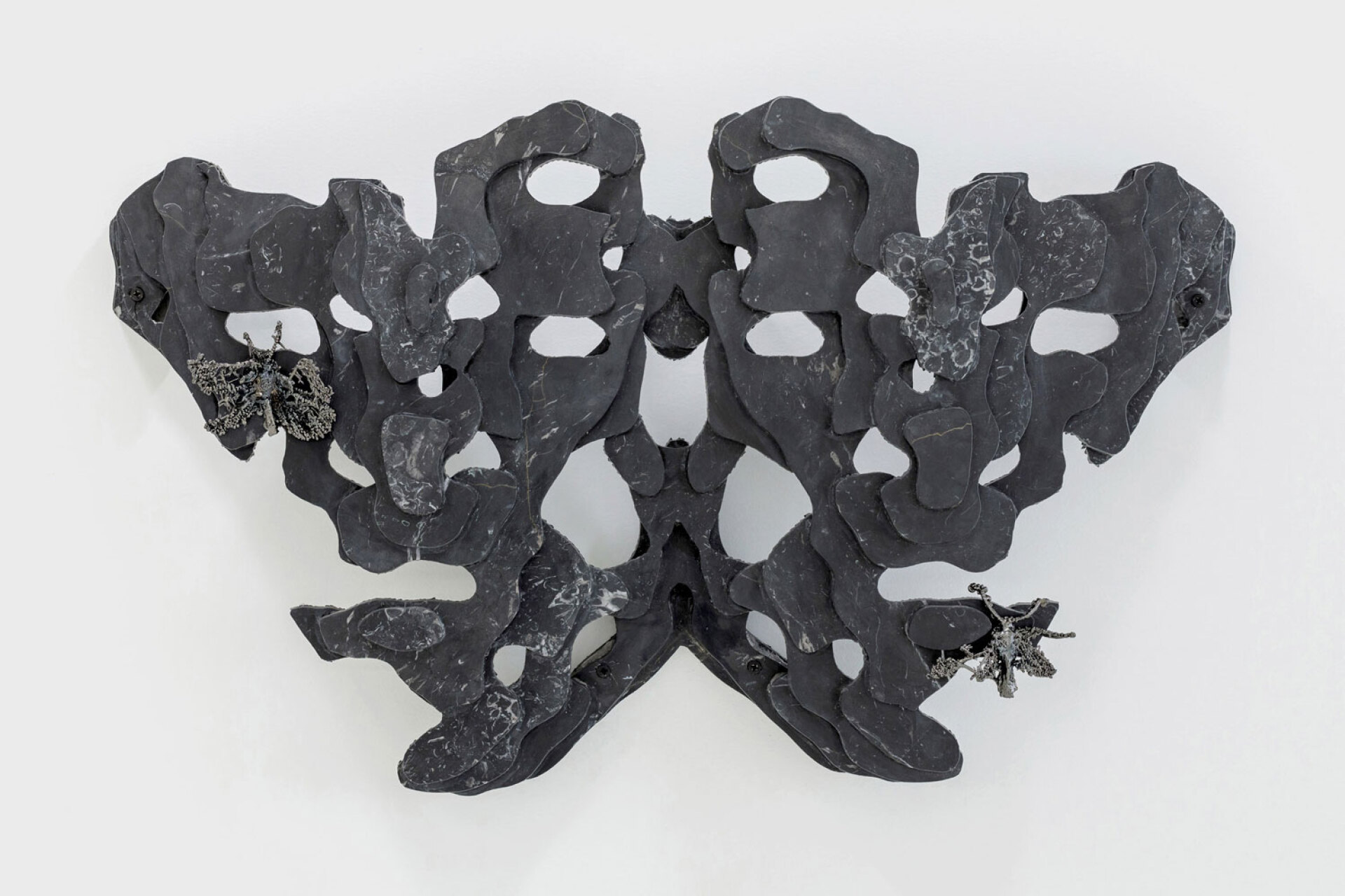 Πέτρος Μώρης, Membrane (MetamorphosisI), 2020 | Μάρμαρο, επινικελωμένος ηλεκτροδιαμορφωμένος χαλκός, βιοπλαστικό