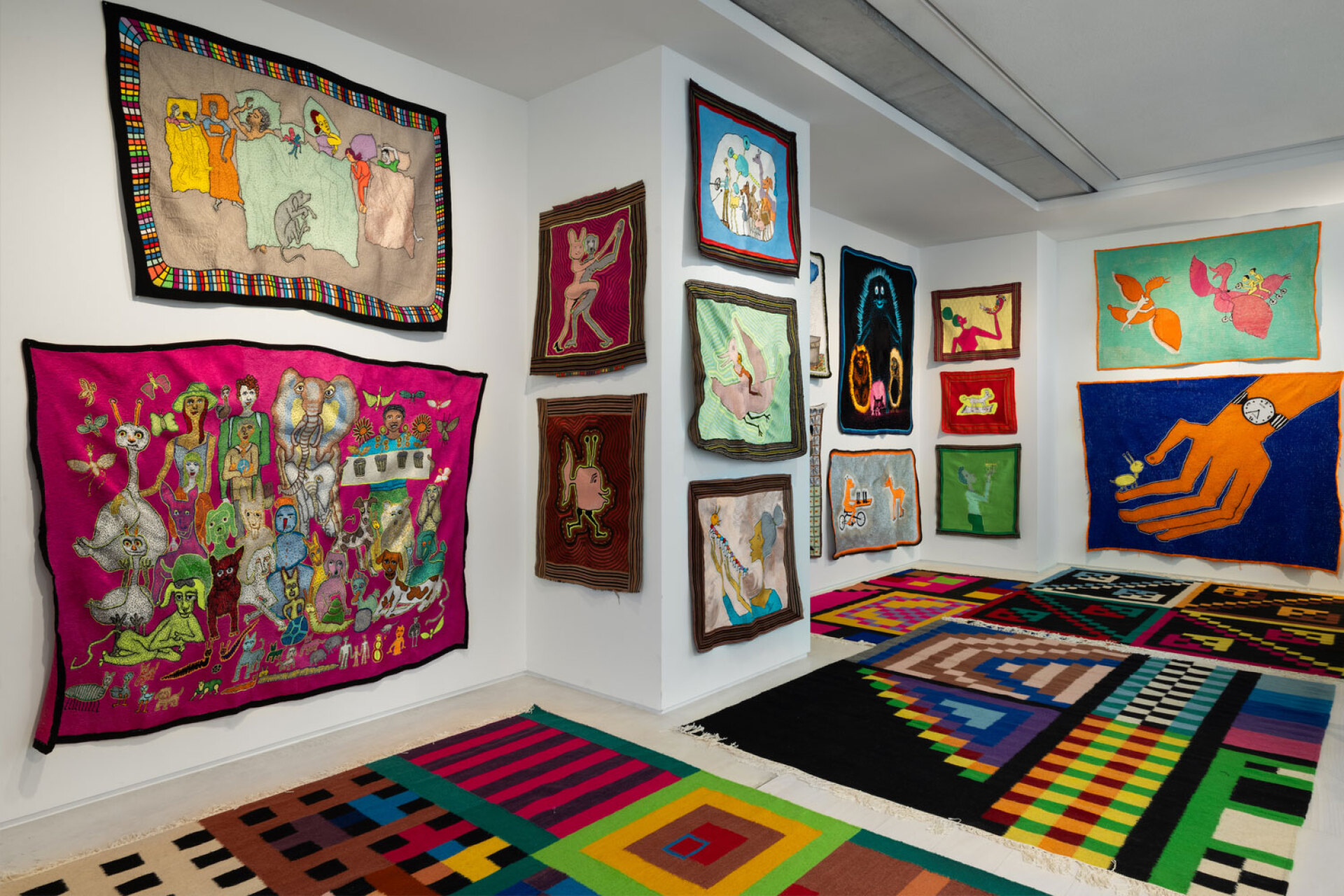 Jakup Ferri | WeWe, 2011-2024 (άποψη εγκατάστασης) | Εγκατάσταση με ζωγραφική, κεντήματα, χαλιά και σχέδια | Μεταβλητές διαστάσεις | Ευγενική παραχώρηση του καλλιτέχνη, της Städtische Galerie, Νορντχόρν και Ferda Art Platform, Κωνσταντινούπολη