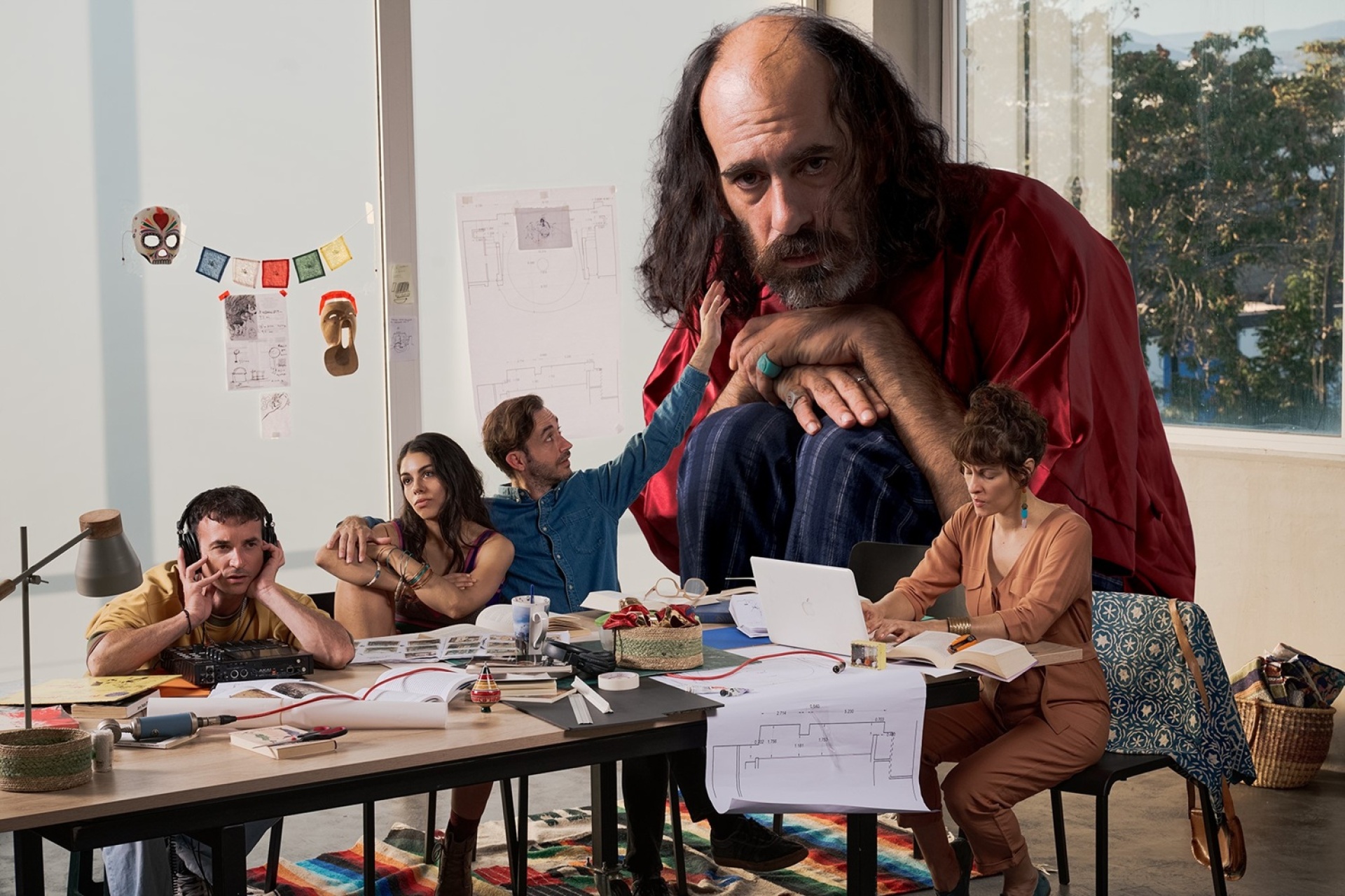 «Η συναρπαστική εξέγερση του Χούλιο Τόνγκα»,  Προσκήνιο