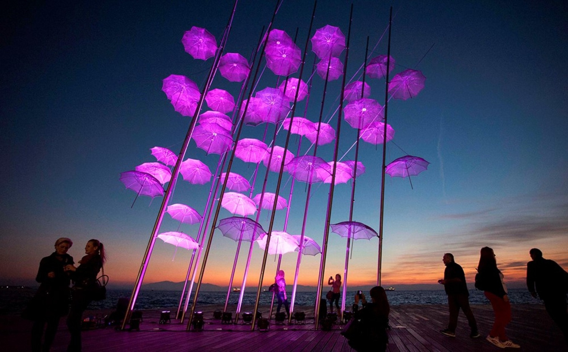 Οι «Ομπρέλες» του Ζογγολόπουλου φωτισμένες στα ροζ την Ημέρα ευαισθητοποίησης για τον καρκίνο του μαστού