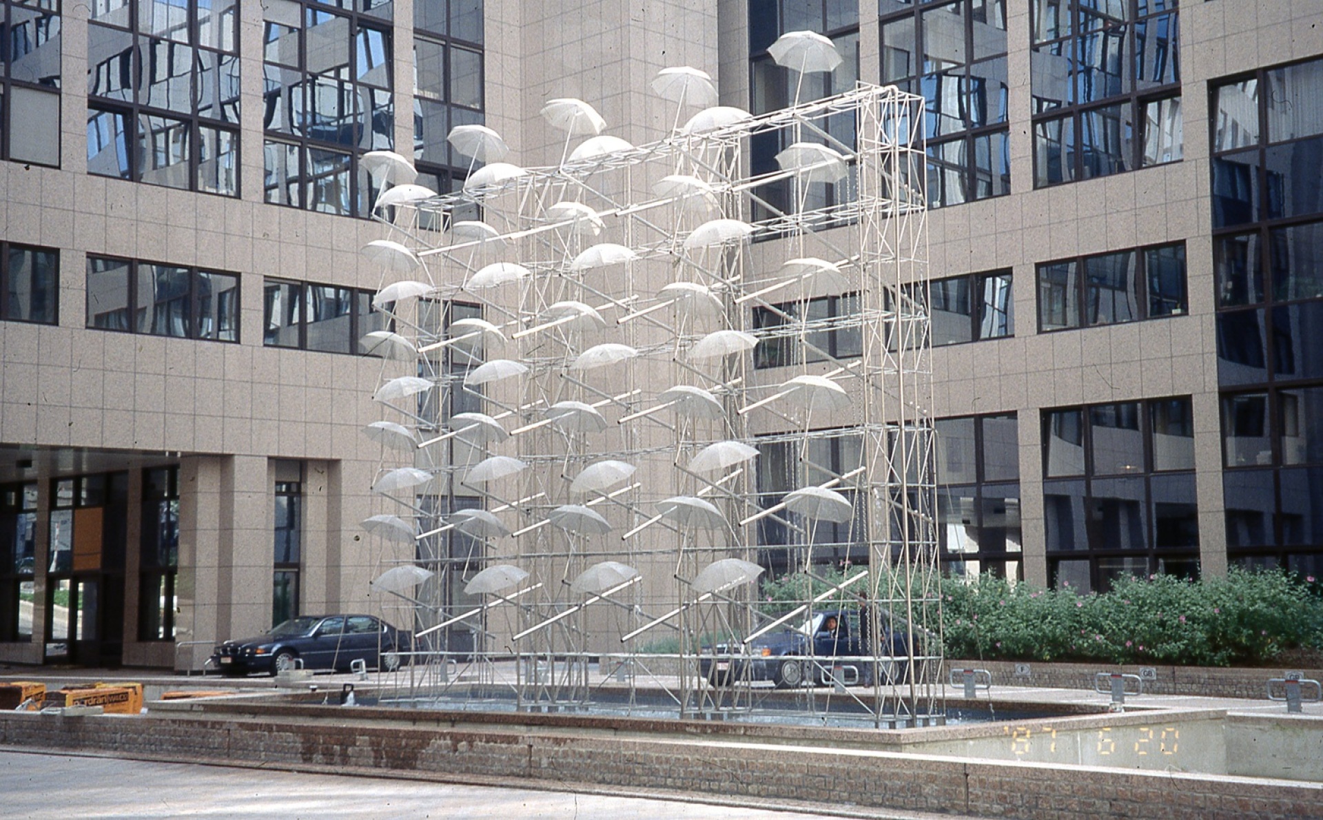 Μια παραλλαγή του υδροκινητικού έργου «Ομπρέλες» στις Βρυξέλλες