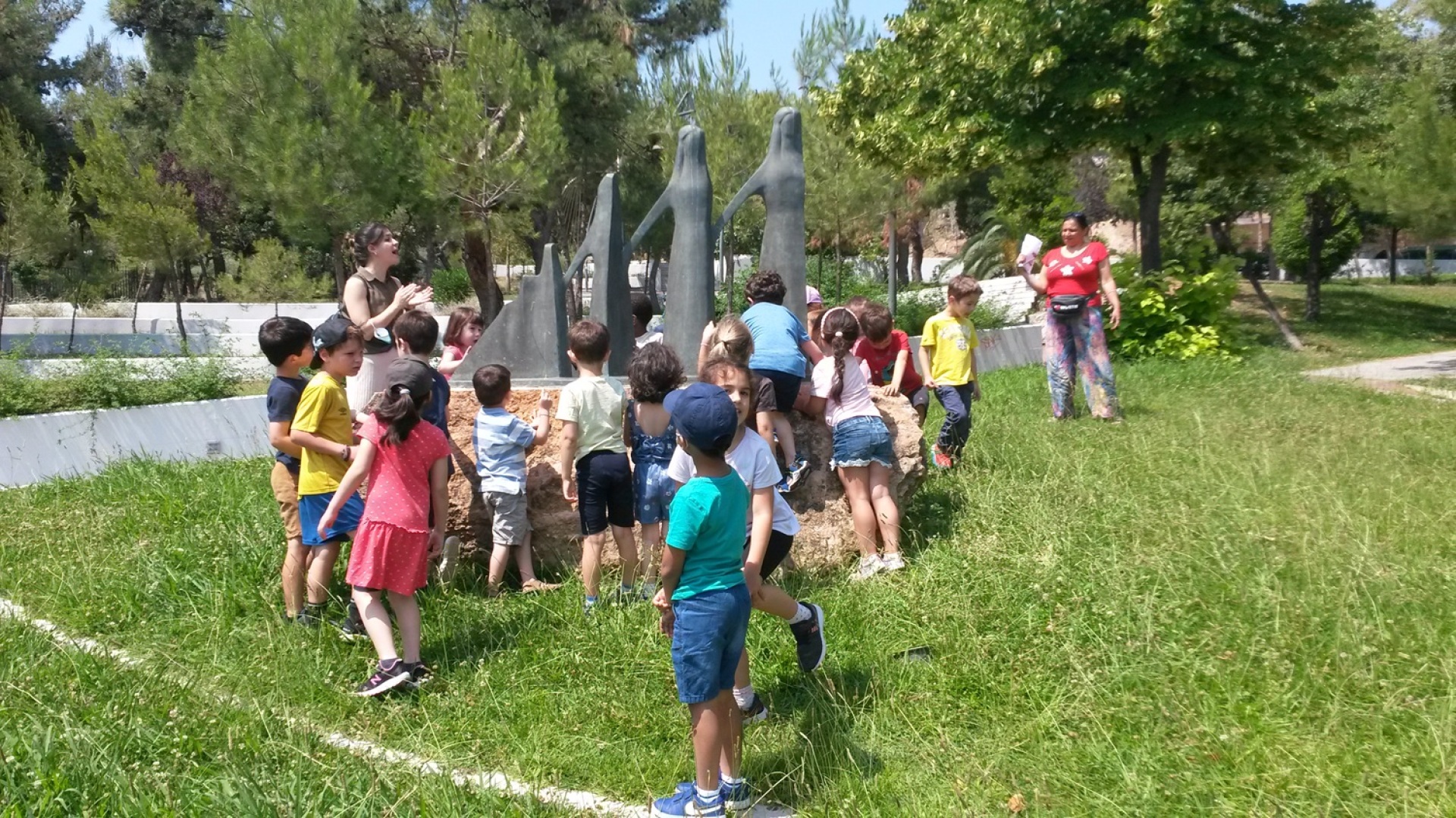 Ξενάγηση παιδιών νηπιαγωγείου στην Υπαίθρια Γλυπτοθήκη