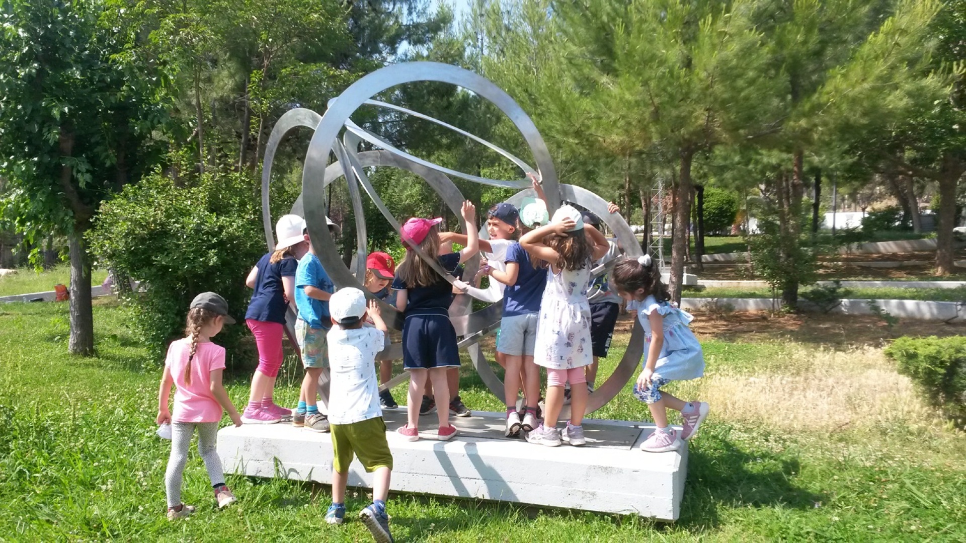 Ξενάγηση παιδιών δημοτικού σχολείου στην Υπαίθρια Γλυπτοθήκη