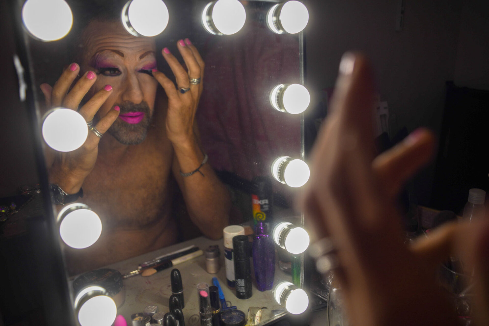 Ο Ρίτσαρντ Κεντούλις μεταμορφώνεται στην Drag Queen Τζένιφερ Χόουπελεζ