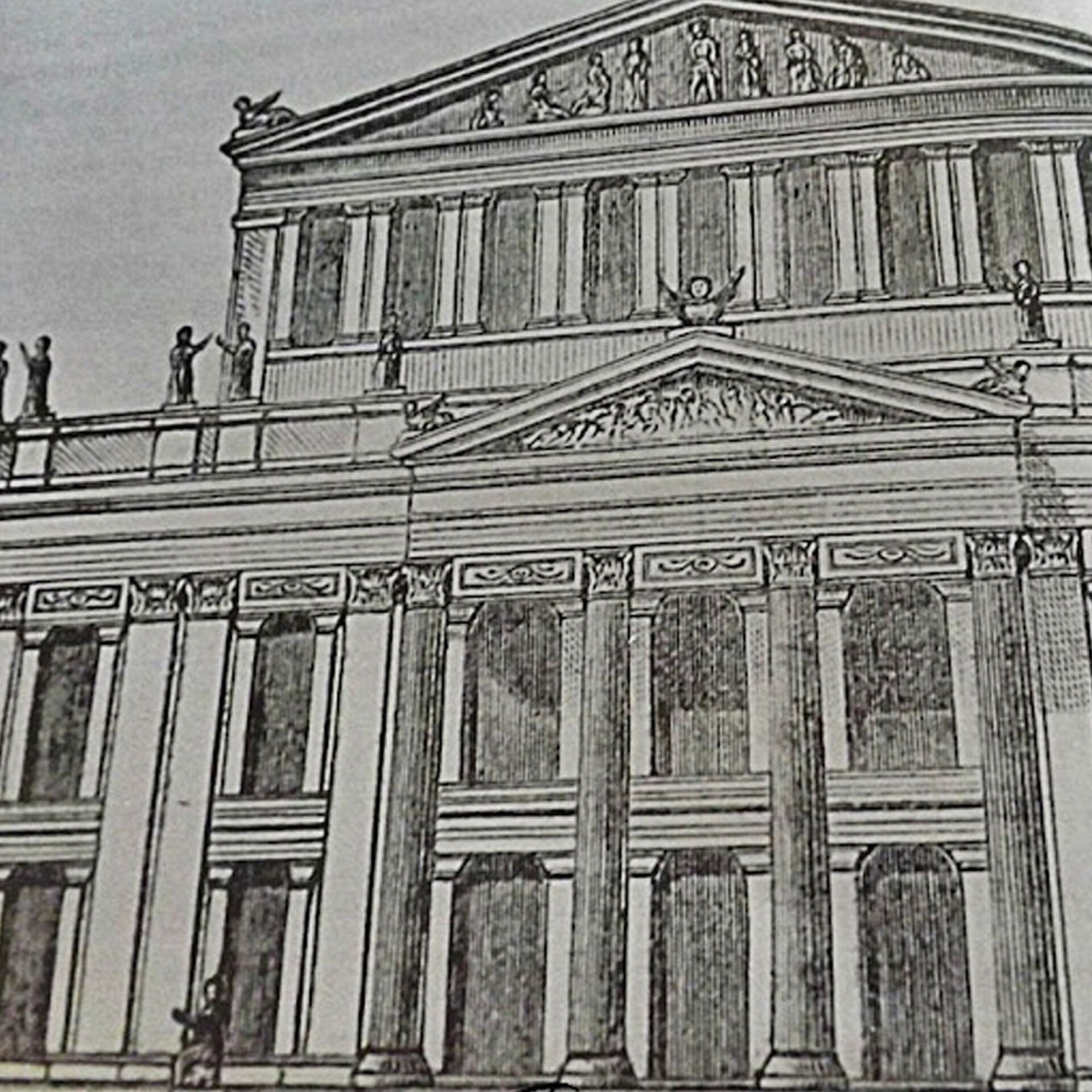 Στο σχέδιο του αρχιτέκτονα Ιωάννη Λαζαρίμου, οι κολώνες της πρόσοψης προβλέπονταν ραβδωτές, ωστόσο κατά την κατασκευή παρέμειναν λείες, καθώς εκφράστηκε η άποψη ότι οι ραβδώσεις θα προσέδιδαν εντύπωση λεπτότητας και αδυναμίας