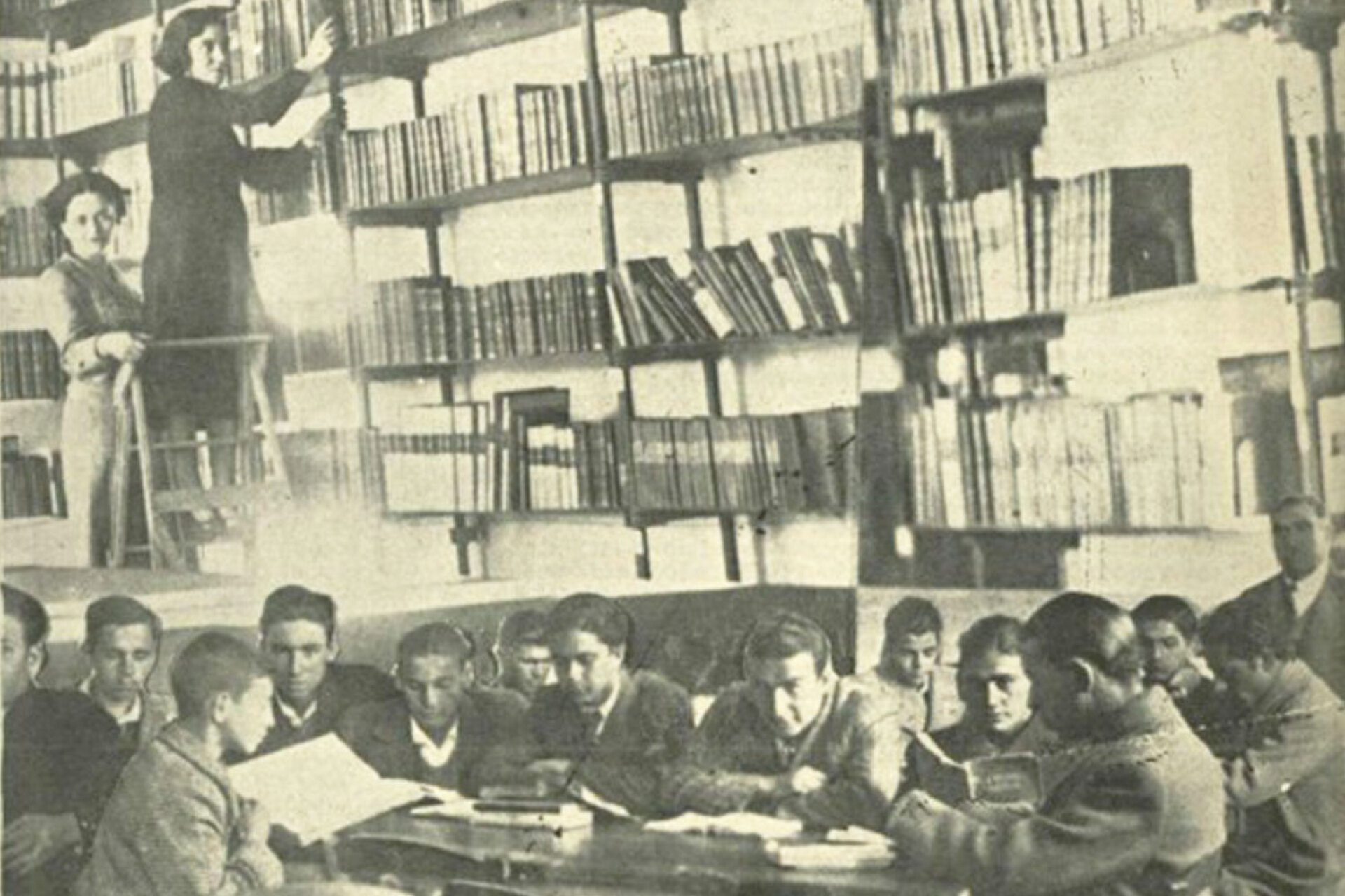 Δημοτική Βιβλιοθήκη Πειραιά δεκαετία του ΄30. Η δυνατότητα πρόσβασης νέων Πειραιωτών σε βιβλία και πανεπιστημιακά συγγράμματα αύξησε τα ποσοστά εισαγωγής τους στις Σχολές Ανώτατης Εκπαίδευσης