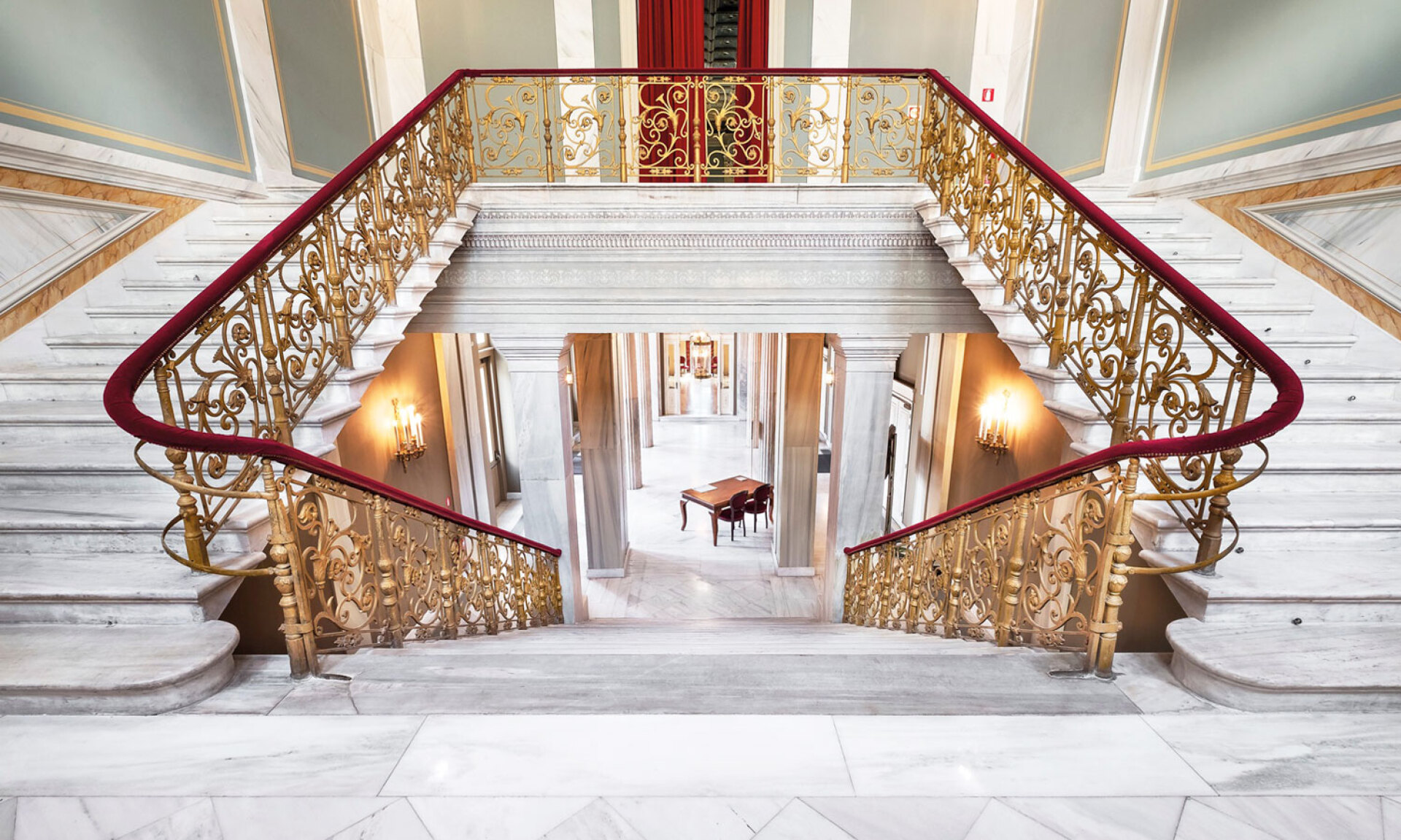 Η εντυπωσιακή τρίκλωνη σκάλα, με το χυτοσίδηρό της κιγκλίδωμα  