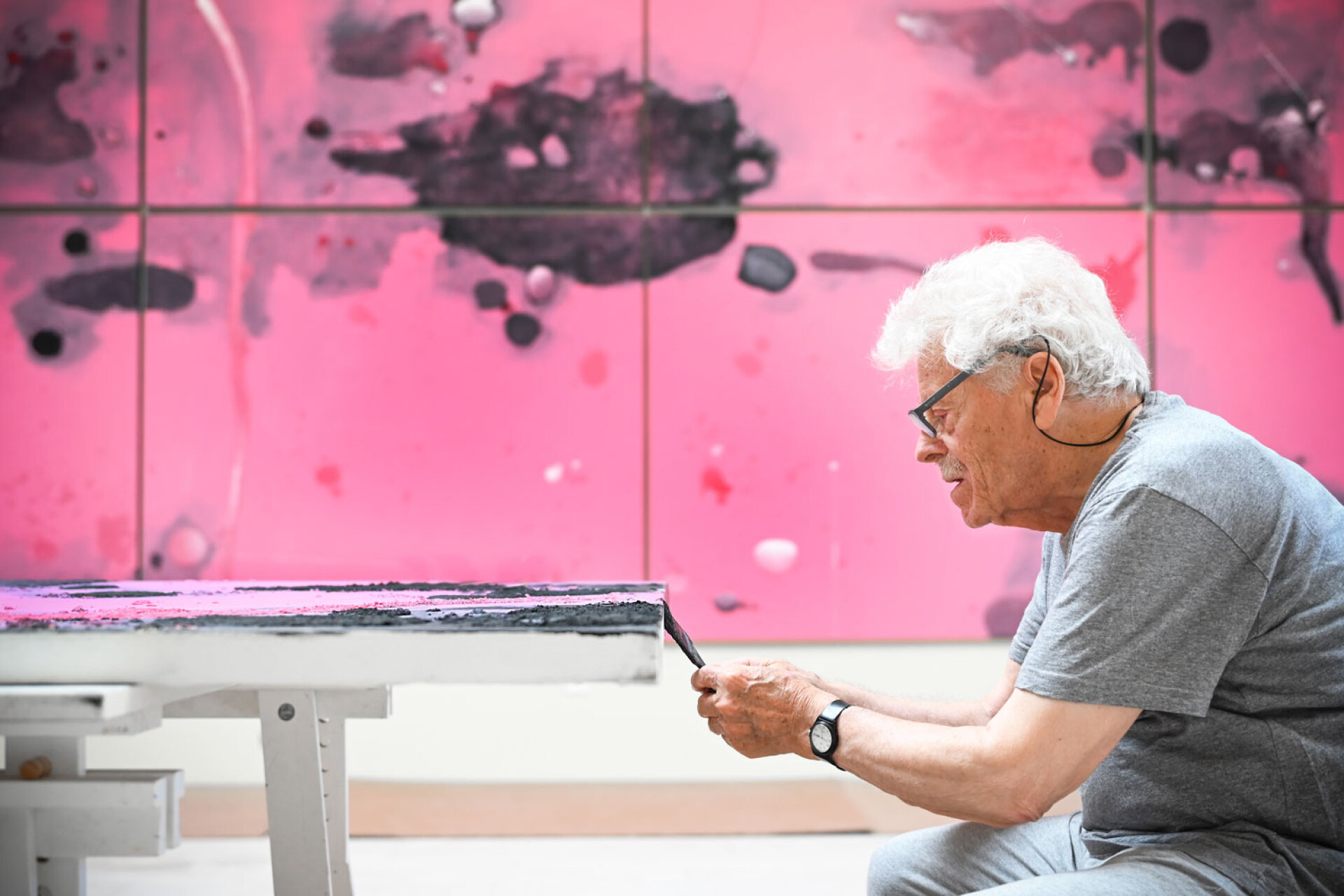 Κώστας Τσόκλης: Κατά τη δημιουργία του έργου «Δέος 2025», καλοκαίρι 2024, Τήνος