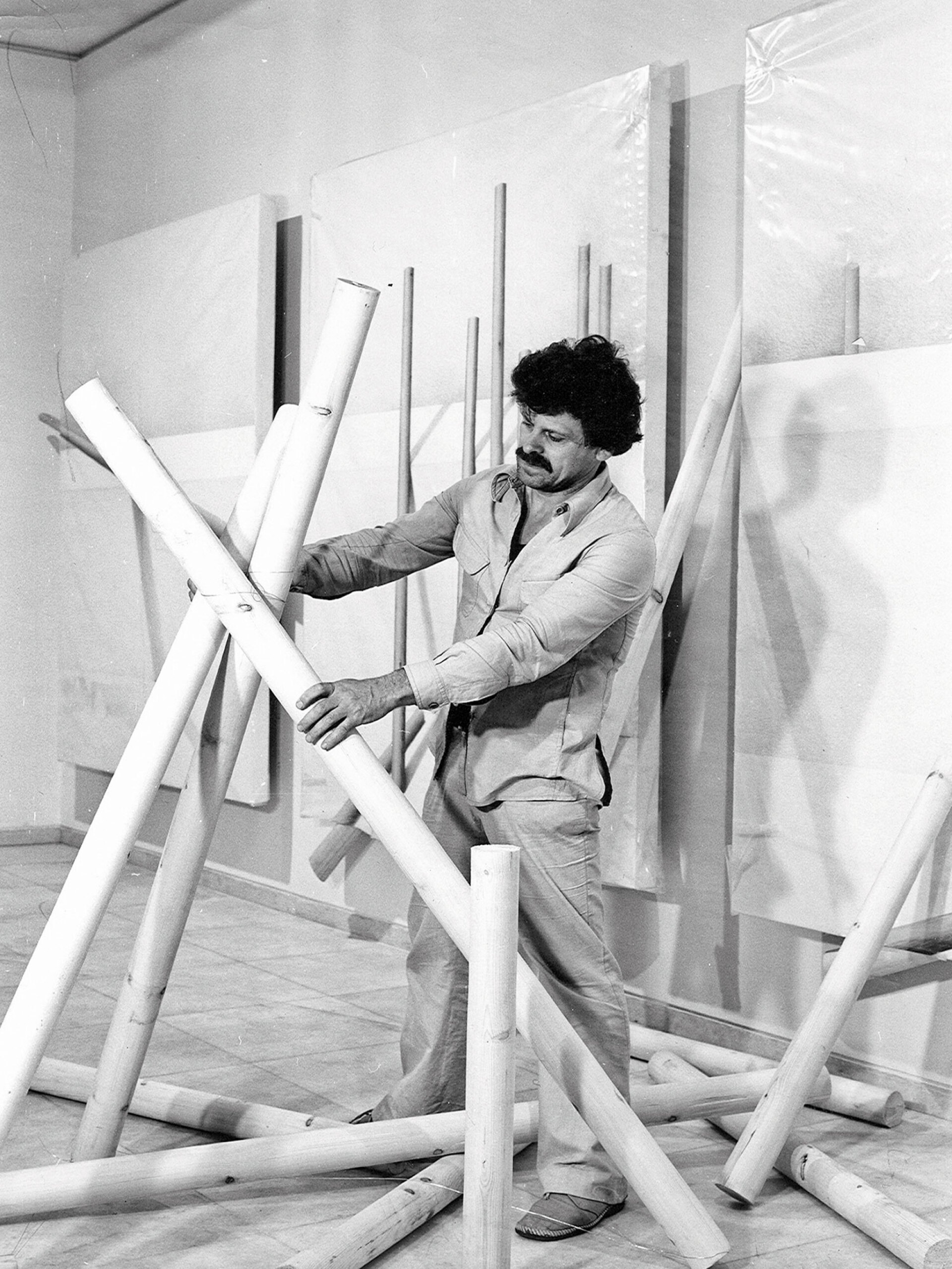 Κώστας Τσόκλης: Με τα ξύλα. Στήσιμο έκθεσης στην γκαλερί Ζουμπουλάκη, 1977