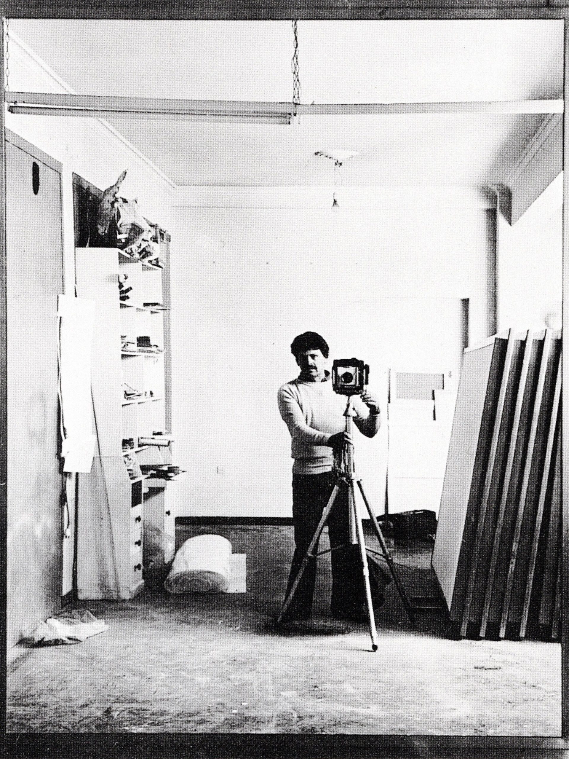 Κώστας Τσόκλης: Με τη μηχανή. Μπροστά στο έργο «Σιδερένιος καθρέφτης», 1977