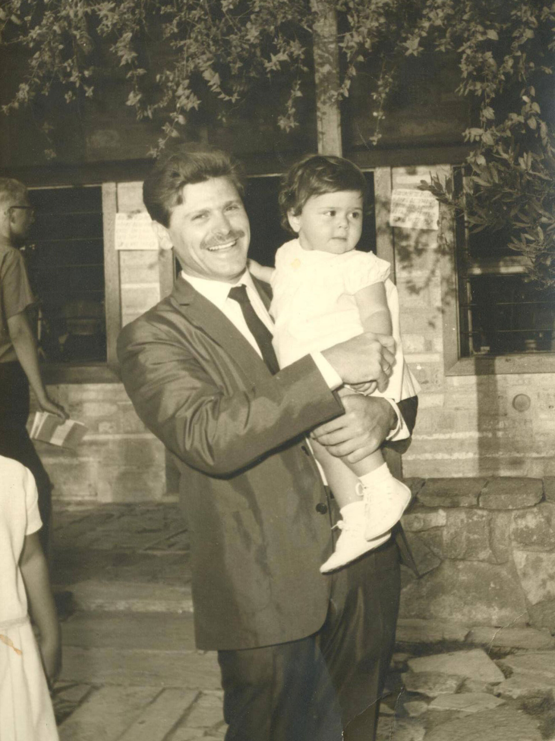 Ο Κώστας Τσόκλης στα βαφτίσια της Μάγιας, στον Άγιο Δημήτριο τον Λουμπαρδιάρη, 1964