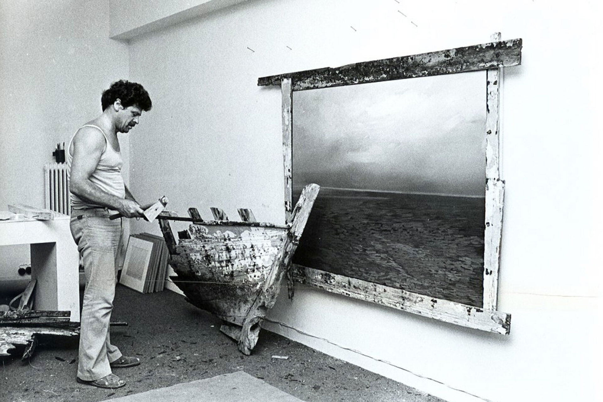 Κώστας Τσόκλης: Με τη βάρκα, 1979. Η έκθεση «Αντί για τη θάλασσα» οργανώθηκε από τον Μάνο και την Έπη Παυλίδη, σε συνεργασία με τον Ιόλα, στην γκαλερί Δεσμός