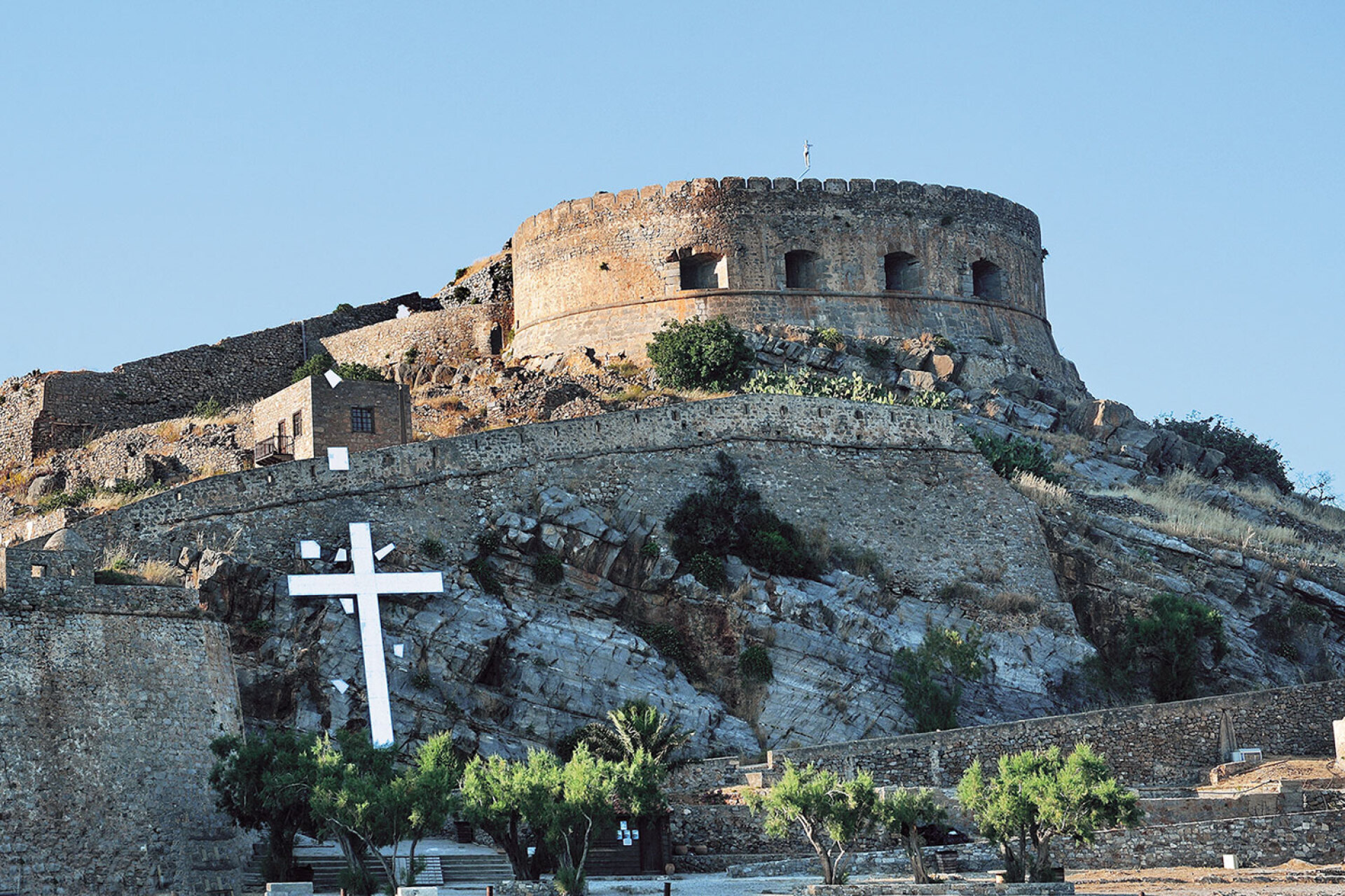 Κώστας Τσόκλης: «Ο εκρηγνυόμενος Σταυρός», 2012 Σπιναλόγκα, Εικαστική επέμβαση: «Τsoclis, εσύ ο τελευταίος λεπρός»