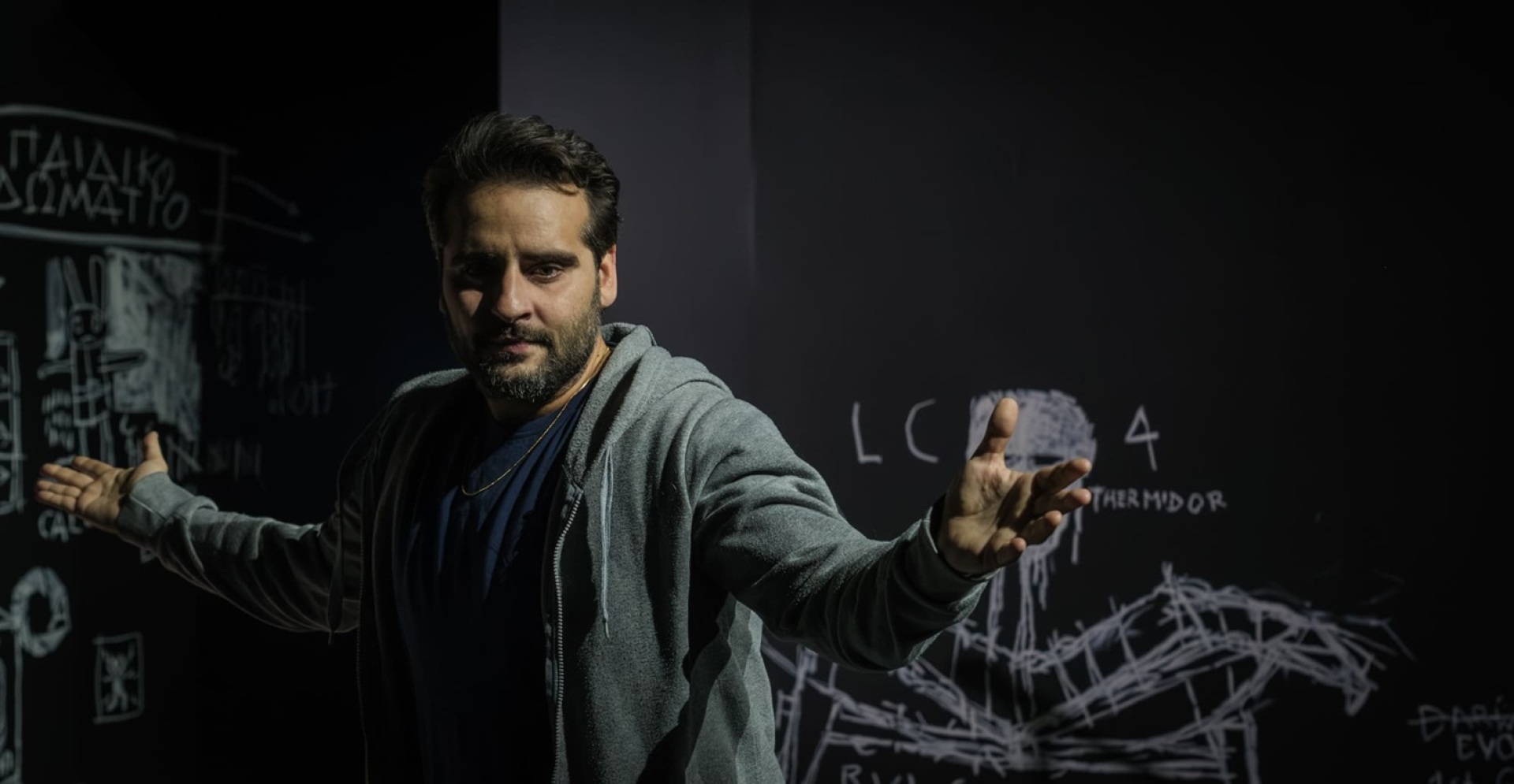 O Κωνσταντίνος Μπιμπής υποδύεται τον γιατρό Στόλκμαν στον Εχθρό του Λαού του Οστενμάιερ