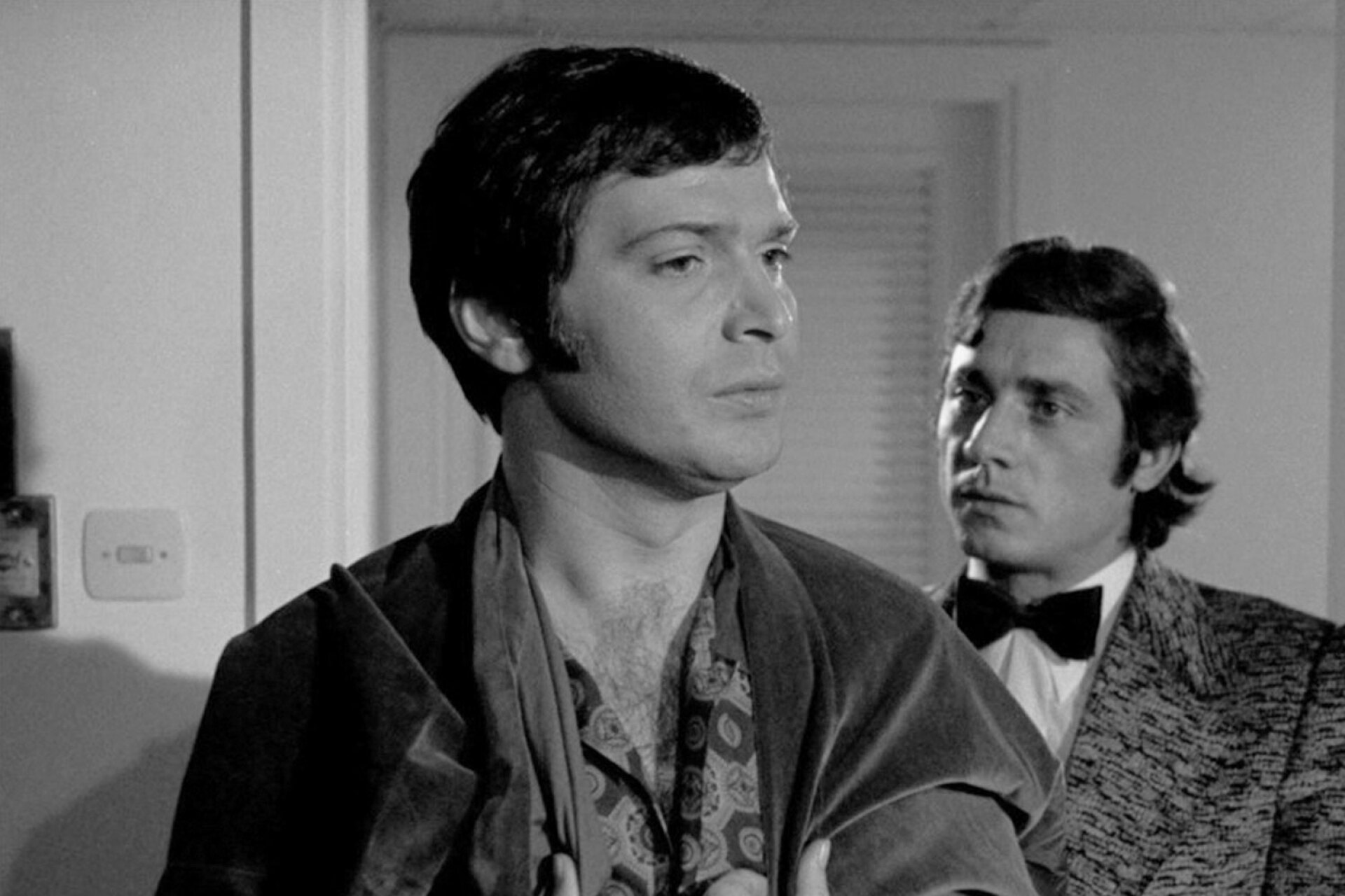 1974, «ΟΚ Φίλε». Ο μοναδικός πρωταγωνιστικός ρόλος του Γιώργου Μαρίνου στον κινηματογράφο. Η ταινία γυρίστηκε στη Νέα Υόρκη