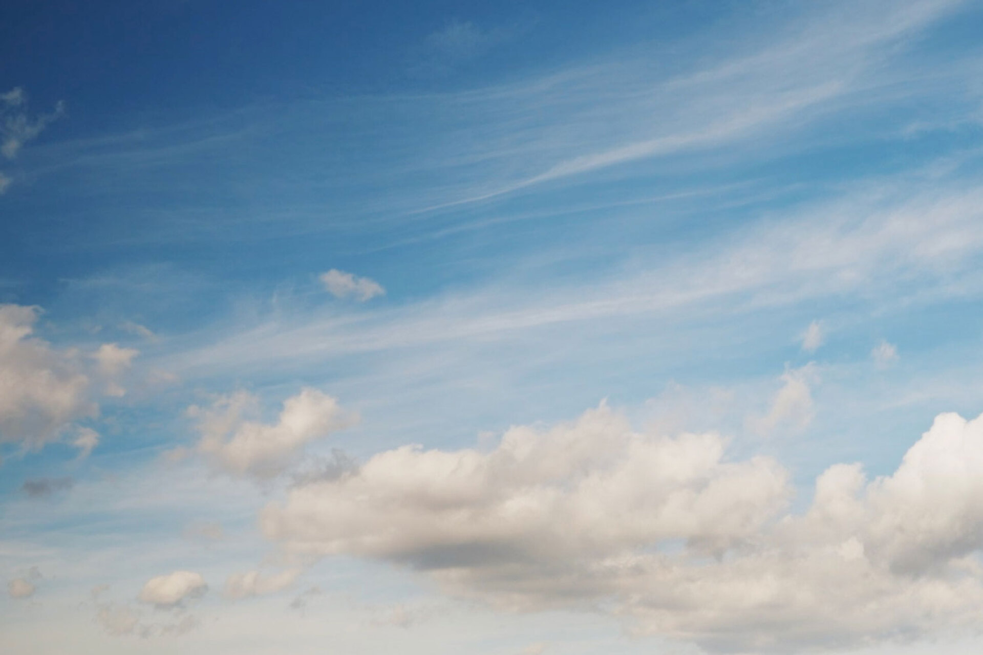  Ο γαλάζιος ουρανός με λευκά σύννεφα. Ένας ουρανός σαν πίνακας Αναγέννησης