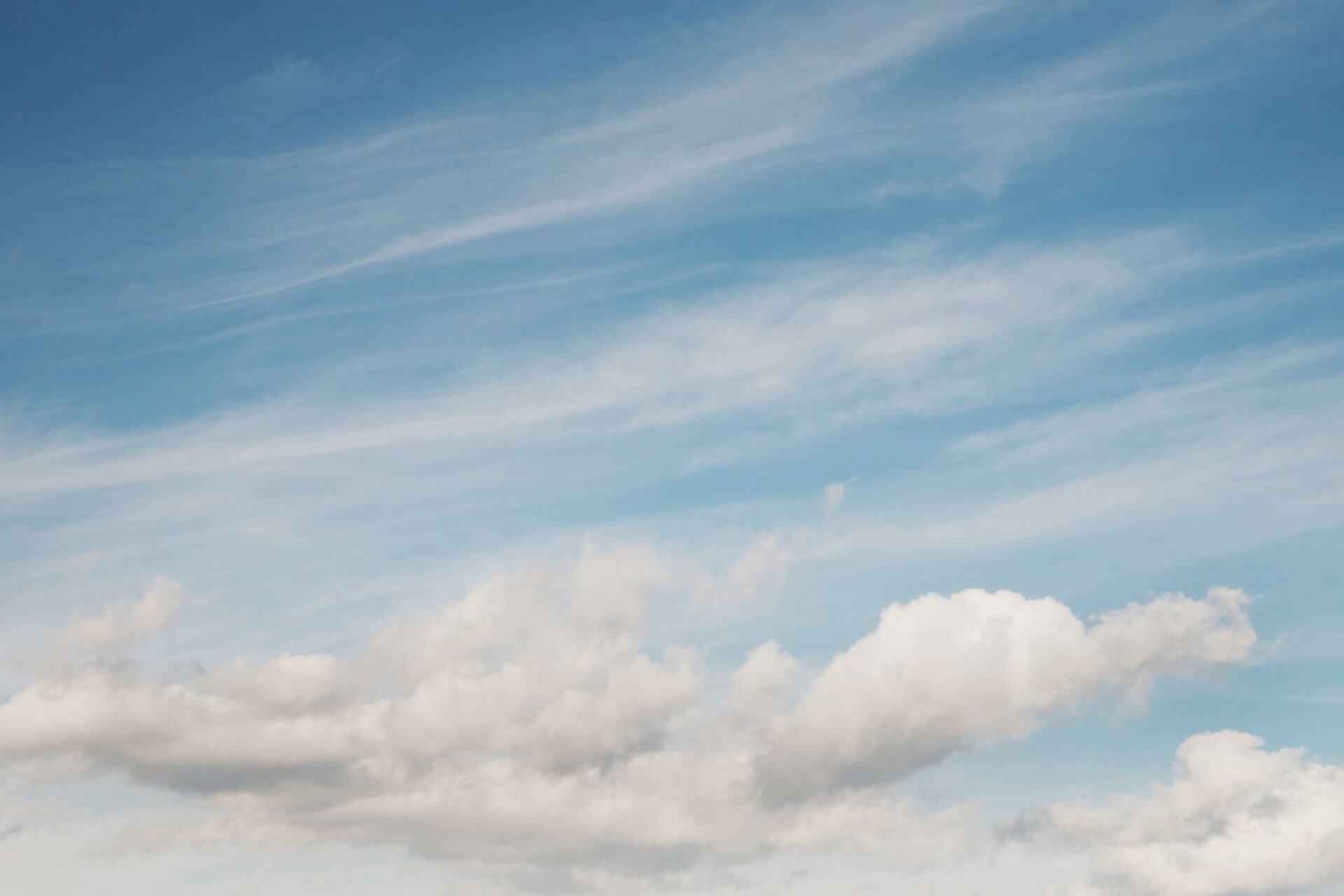  Ο γαλάζιος ουρανός με λευκά σύννεφα. Ένας ουρανός σαν πίνακας Αναγέννησης