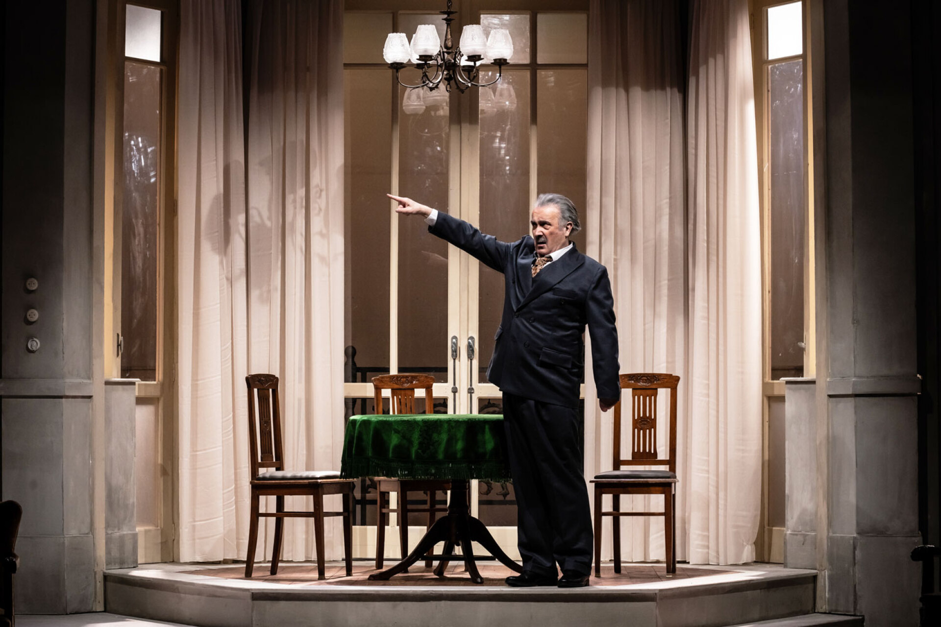 Ένας ήρωας με παντούφλες | Λάκης Λαζόπουλος