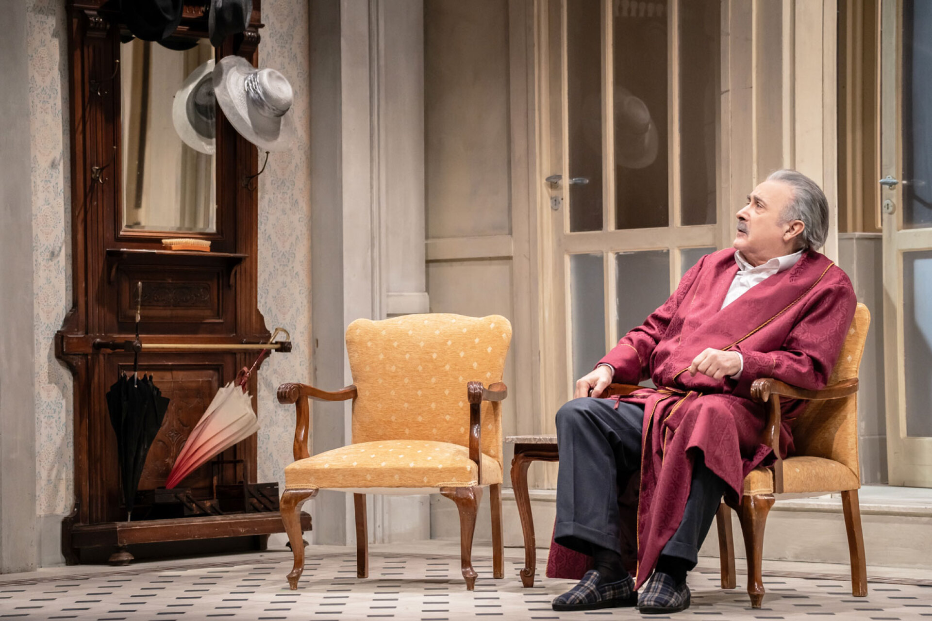 Ένας ήρωας με παντούφλες | Λάκης Λαζόπουλος