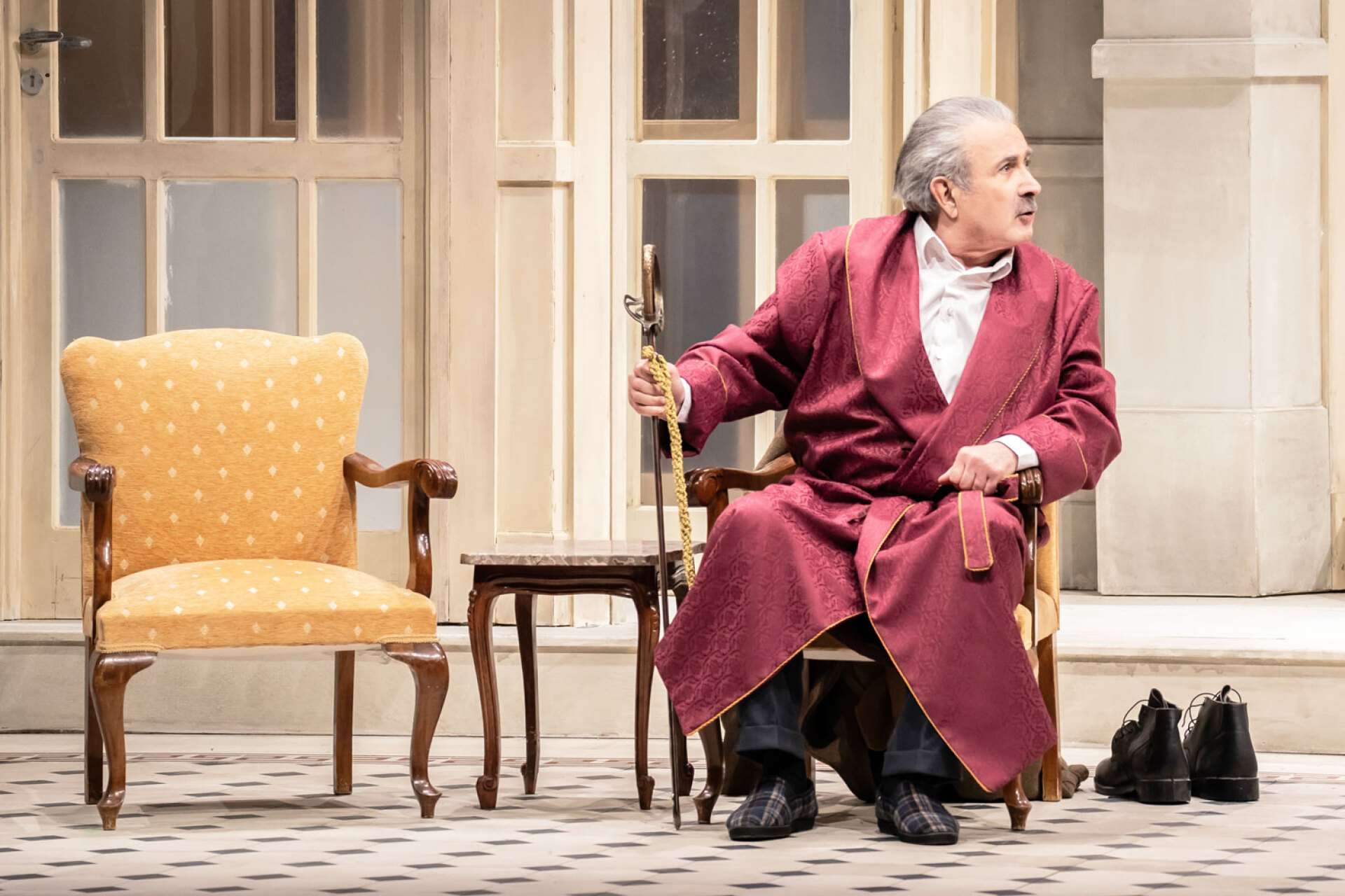 Ένας ήρωας με παντούφλες | Λάκης Λαζόπουλος