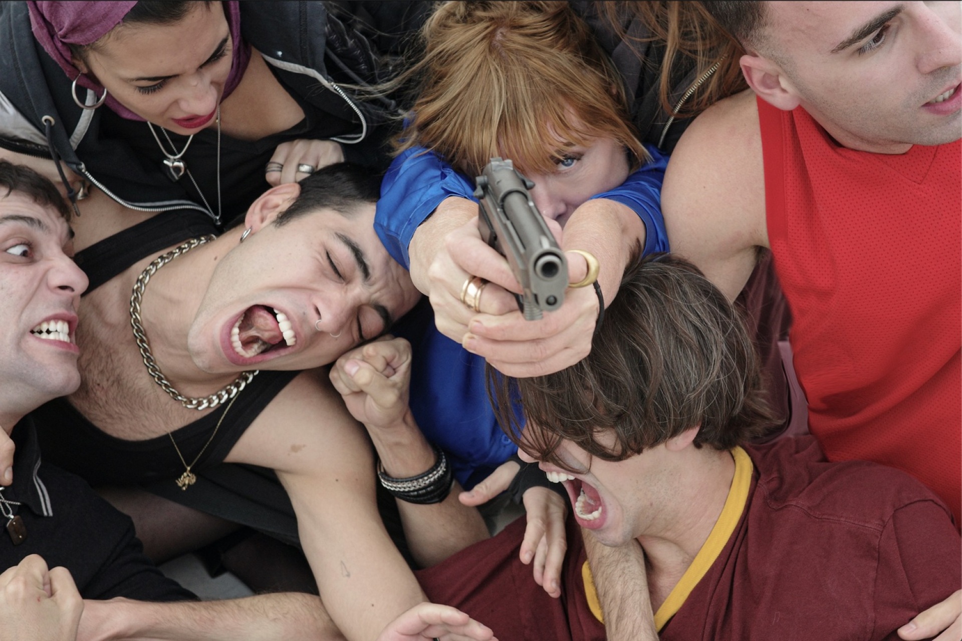 «Η μέρα της φούστας», Δίπυλον