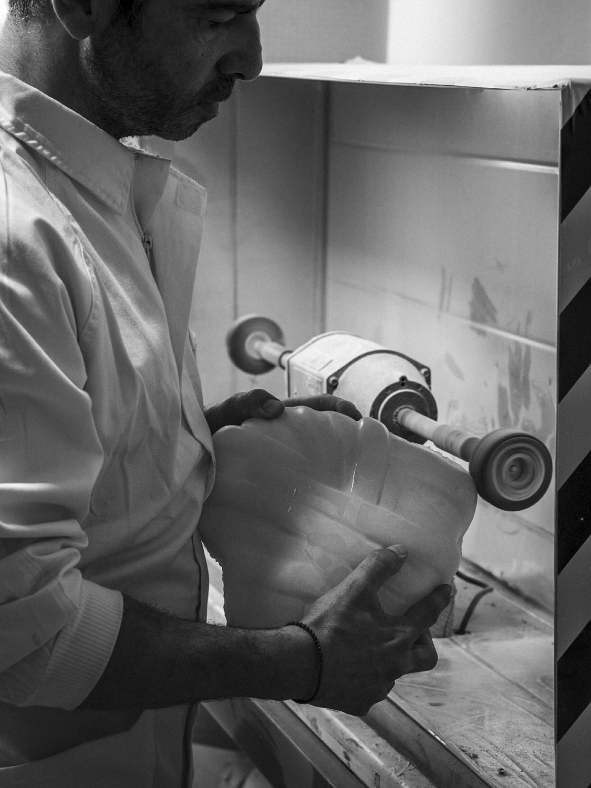 Ο Στάθης Αλεξόπουλος στο εργαστήριό του