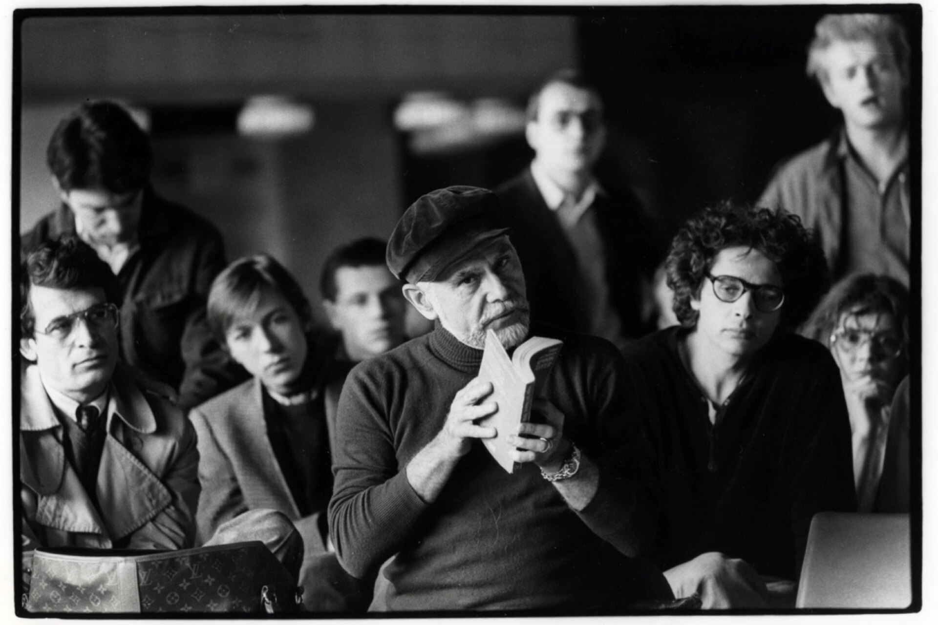 Παρίσι, 1985, ο ηθοποιός/σκηνοθέτης Ανδρέας Βουτσινάς, μαζί με περίπου 50 φίλους, μεταμόρφωσε ένα παλιό ξυλουργείο σε θεατρική σκηνή. Ονόμασε το χώρο «Théâtre des Cinquante», το όνομα σημαίνει «Θέατρο των Πενήντα», αναφερόμενο στους περίπου 50 ιδρυτές/φίλους