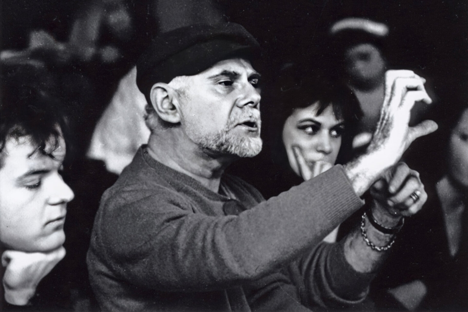 Παρίσι, 1985, ο ηθοποιός/σκηνοθέτης Ανδρέας Βουτσινάς, μαζί με περίπου 50 φίλους, μεταμόρφωσε ένα παλιό ξυλουργείο σε θεατρική σκηνή. Ονόμασε το χώρο «Théâtre des Cinquante», το όνομα σημαίνει «Θέατρο των Πενήντα», αναφερόμενο στους περίπου 50 ιδρυτές/φίλους