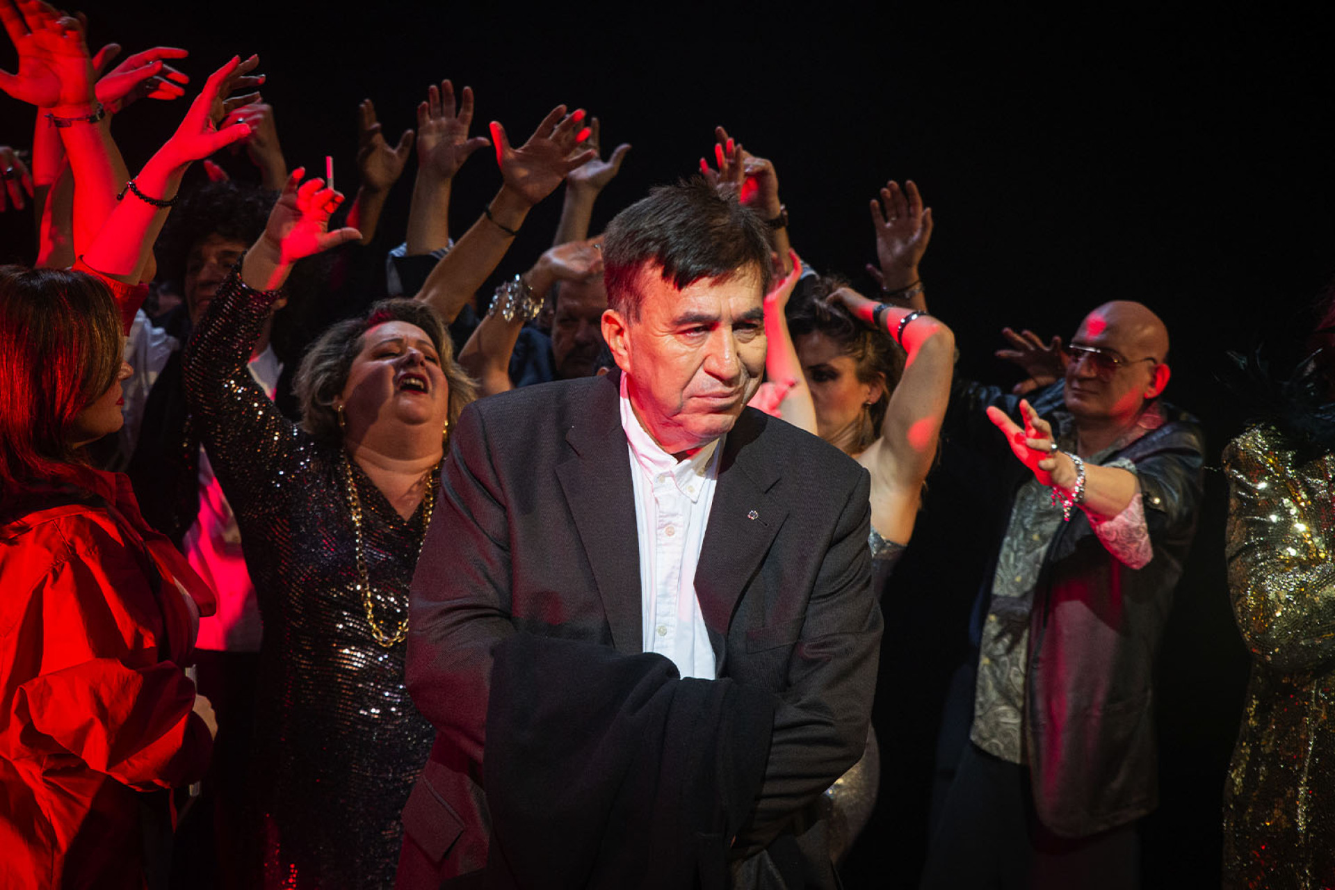 Ο Θάνος Αλεξανδρής στην παράσταση «Αυτή η νύχτα μένει» στο ΚΘΒΕ