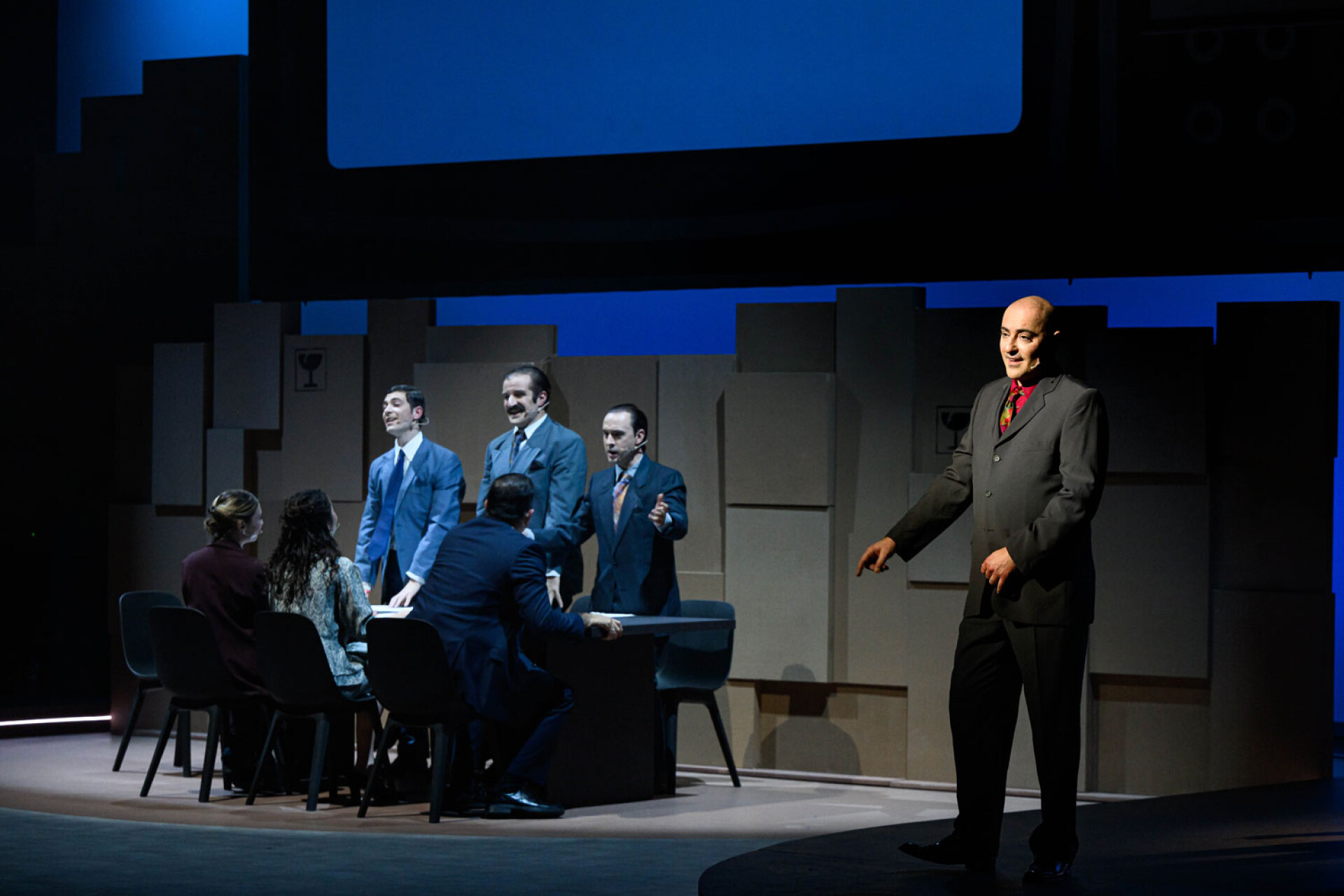 Ο Θανάσης Αλευράς και οι ηθοποιοί της παράστασης